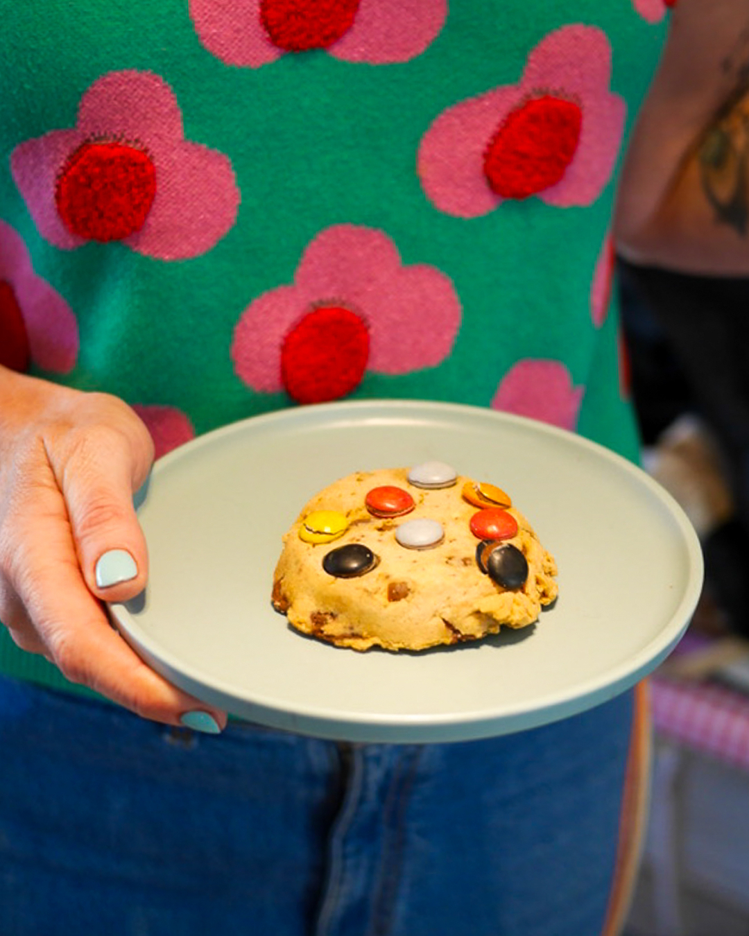 We trade in sunshine ๐
Wayzgoose is a place for great coffee, juicy burgers, decadent scones, perfect chippies, and Smartie-covered cookies.
Say no to "low carb" and yes to comfort food. Because lifeโs too short to eat salad - right?