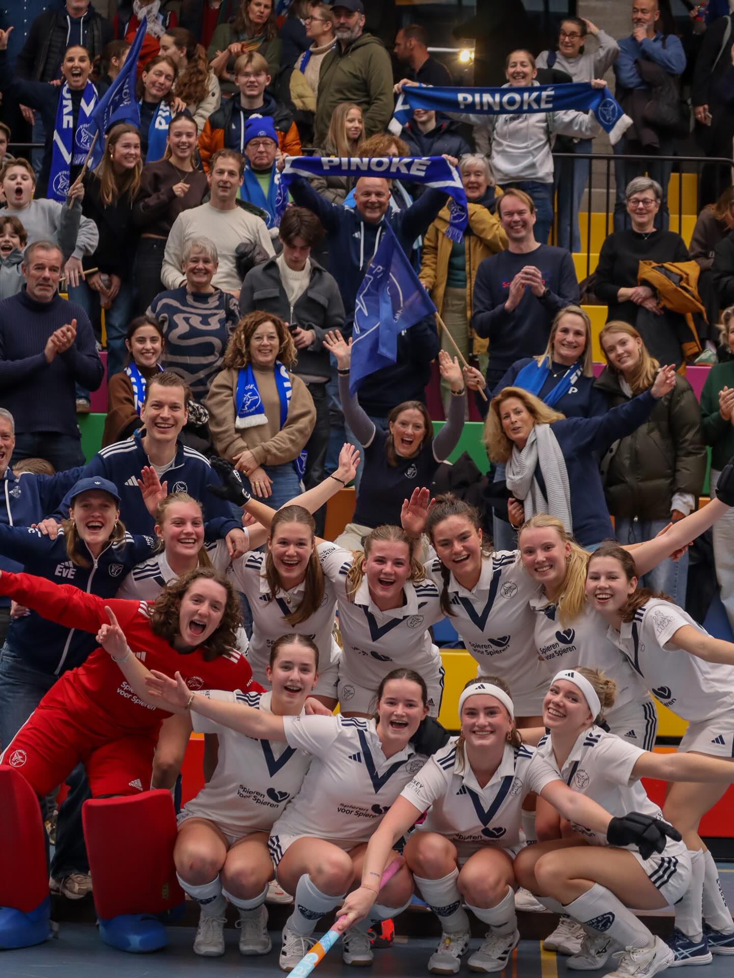 MO18-1 naar de halve finale van het NK zaal!
MO18-1 speelde haar eerste wedstrijd tegen Klein Zwitserland en wist deze overtuigend te winnen met 4-1. In de tweede wedstrijd namen de meisjes het op tegen Den Bosch. Ook deze wedstrijd werd met sterk spel gewonnen: 6-2. Daarmee heeft MO18-1 zich geplaatst voor de finales van volgend weekend.
Gefeliciteerd meiden en veel succes volgende week!
