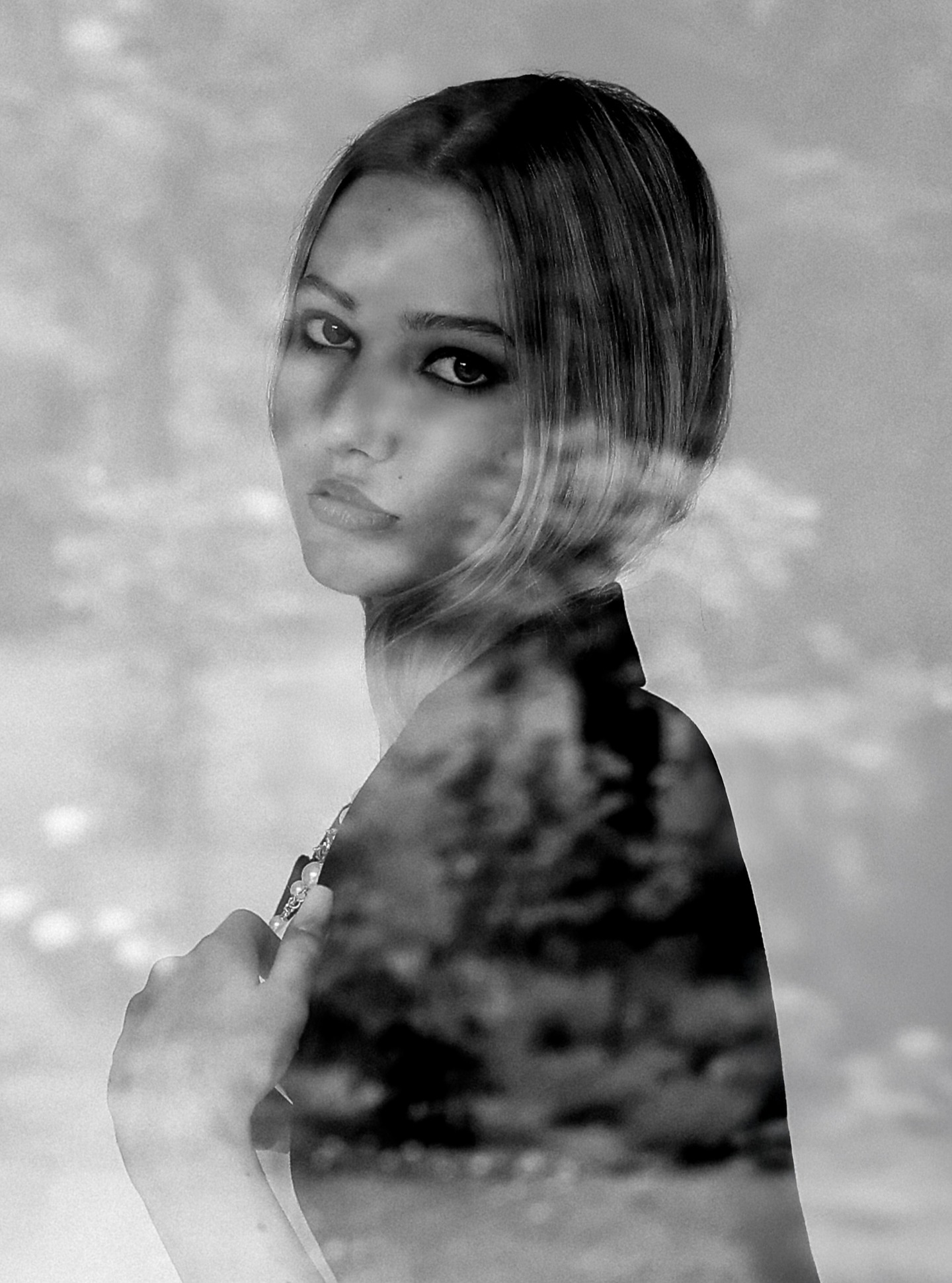 Lichtspiel und Reflexionen ✨
Ein Portrait aus dem Sedcard-Shooting mit Newcomer-Model Sofia – reduziert, intensiv und voller Tiefe.
Hair & Make-up by me
#newcomermodel #sedcardshooting #portraitphotography #blackandwhiteportrait #lichtspiel #reflectionportrait #editorialportrait #minimalmood #modeltest #facesofinstagram #creativeportrait #hairandmakeupbyme #mua