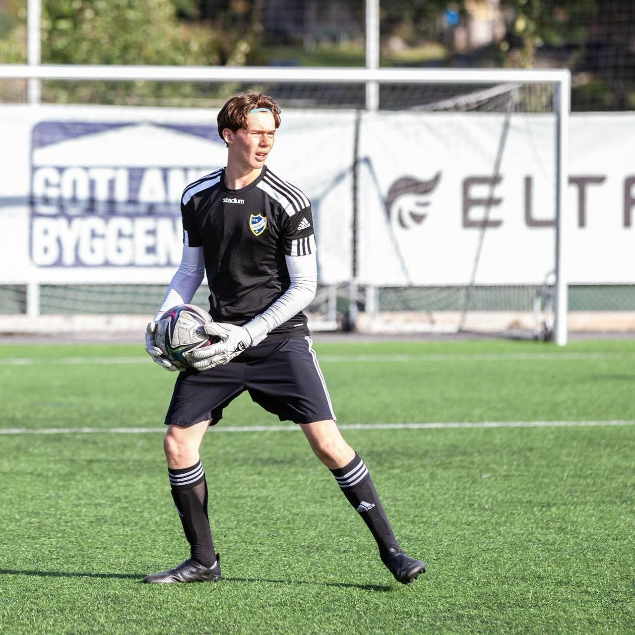 IFK Stocksund säljer Leo Cavallius
IFK Stocksund är överens med IF Brommapojkarna om en direkt transfer gällande den lovande målvakten Leo Cavallius
Leo Cavallius anslöt till IFK Stocksund under vintern 2020 från just BP, då femton år gammal. Idag 4.5 år senare blir Leo, IFK Stocksunds första direkta försäljning till Allsvenskan när han nu återförenas med sin tidigare klubb BP.
Leo har genom åren i IFK tillhört den framgångsrika kullen födda 2005 som senast förra året var en stor bidragande orsak till föreningens första avancemang någonsin i P19 Allsvenskan. Inför säsongen 2024 belönades Leo med ett avtal i herrlaget där han snabbt visade att han var redo för den större uppgiften.
Spelare Leo Cavallius:
Jag skulle vilja ge ett stort tack till föreningen för allt dem gett mig, både lagkamrater, tränare och andra delaktiga, känns kul att ta ett nytt steg i min utveckling som är möjligt tack vare IFK Stocksund.
Sportchef Adam Gürsoy
Det är väldigt roligt att vi som förening fortsätter att ta steg i att få ut våra talangfulla spelare högre upp i seriesystemet. Ett stort grattis till Leo som tagit sig an utmaningarna och uppgifterna med bravur. Det är ett fint kvitto på IFK Stocksunds ungdomsverksamhet där det dagliga arbetet över tid kan möjliggöra en transfer som den här i slutändan. Så hatten av för våra tränare som arbetat med Leo och våra andra spelare för att slussa upp till herrlaget. Stort grattis till Leo, IFK och BP för en vad jag är övertygad om, kommer vara en bra transfer för alla parter.