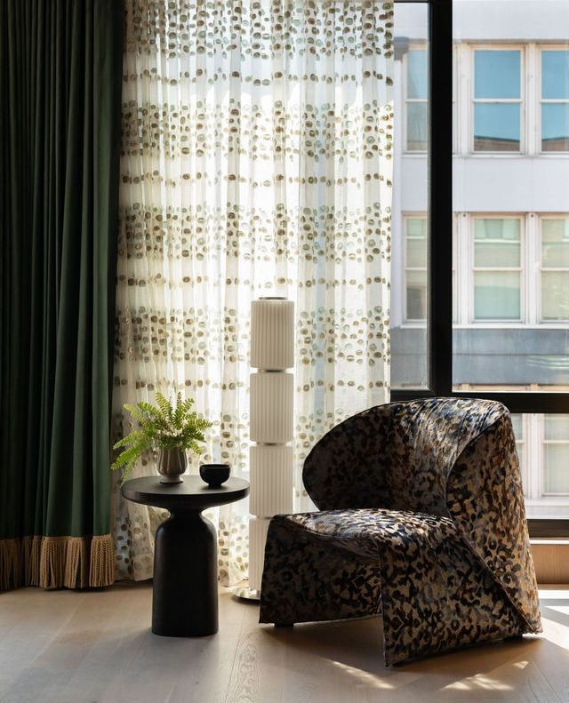 This #home #design is all about #color, #texture and #pattern. In this living room bar nook, the #lounge seating has a #luxe pattern that absolutely glows when the evening sun sets in. The custom #drapery is layered to allow that sun to filter in or close it off for full privacy. Zoom in to peep the fringe at the bottom!
#designedbykuchar #kucharinteriors #chicagointeriordesigner #chicago #penthouse #luxury
📸 @aimeemazzenga
🖼️ styling: @darwin.fitz