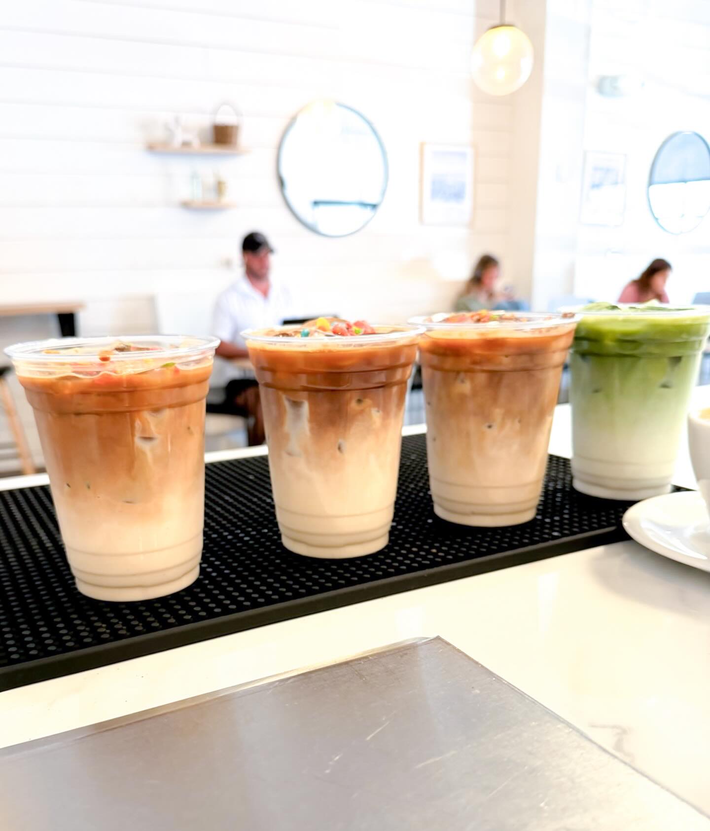 Pumping out lattes like it’s the weekend! 😎😎😎