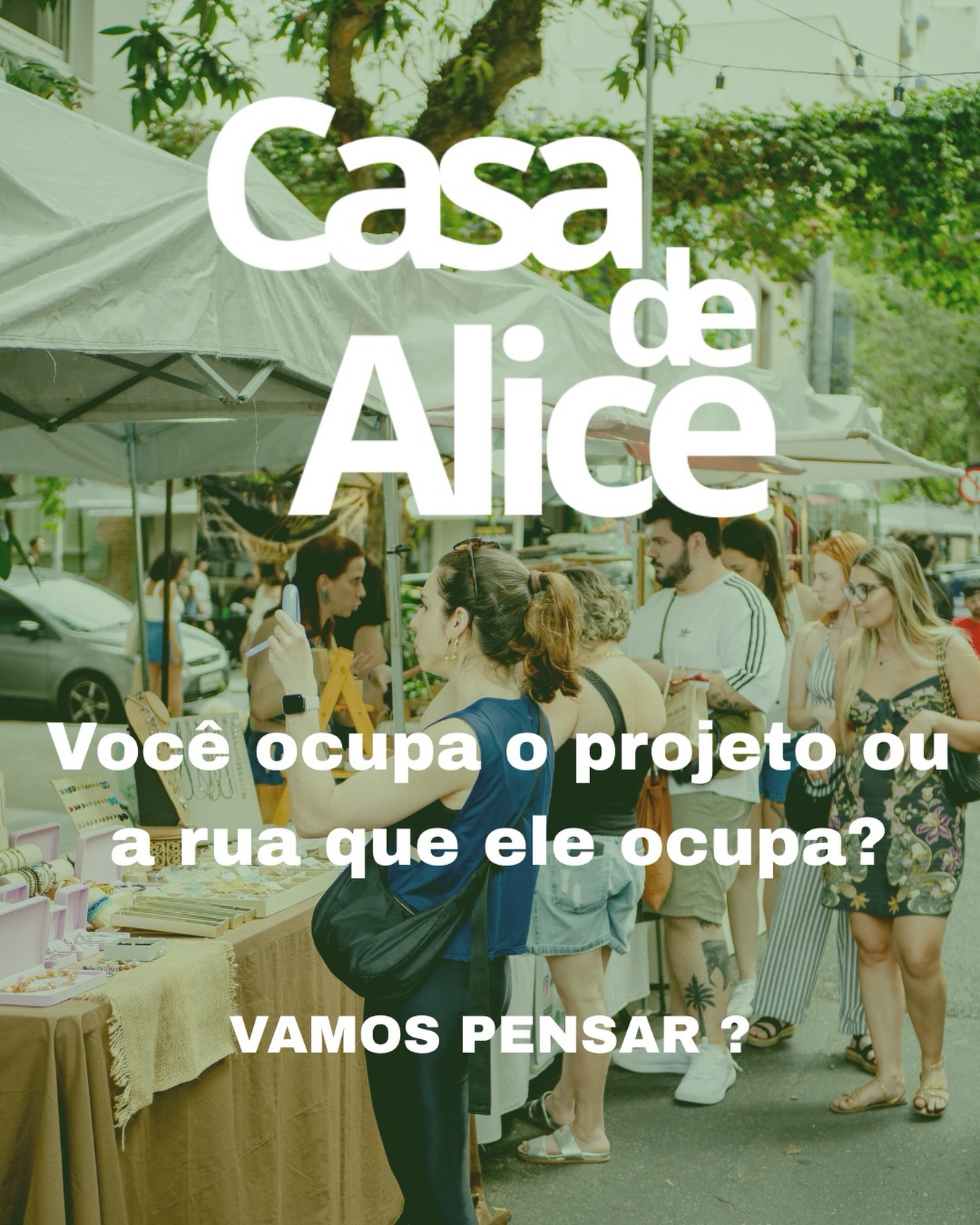 Você ocupa o projeto ou a rua que ele ocupa?
Essa é uma reflexão importante pra gente crescer junto.
Quando você escolhe expor, você não está apenas escolhendo uma rua.
você está escolhendo um projeto, uma curadoria, uma proposta, uma comunidade e uma construção de público.
Apoiar o projeto é fortalecer uma visão, um posicionamento e uma estratégia pensada para gerar resultado real.
Quando muitas feiras acontecem na mesma rua, ao mesmo tempo ou em datas muito próximas, o fluxo se divide, o público se dispersa e o processo de venda de todo mundo pode ser prejudicado.
Não é sobre concorrência é sobre equilíbrio de sistema.
São Paulo é gigante.
A cidade pulsa em muitos bairros, muitas esquinas, muitos territórios criativos esperando para serem ativados.
Quando ocupamos novos espaços, trabalhamos a construção de público naquele território, criamos identidade, geramos novidade e fortalecemos o ecossistema criativo como um todo.
O expositor também faz parte dessa consciência.
Muitas feiras concentradas no mesmo ponto enfraquecem o mercado inteiro. Já quando distribuímos energia pela cidade, criamos potência, expansão e novas oportunidades.
Vamos pensar juntos?
Mais do que ocupar uma rua, é sobre acreditar e sustentar projetos que constroem algo maior.
Crescer é coletivo.
E a cidade é grande demais pra caber só numa mesma esquina.
Vamos juntos ?
#casadealice