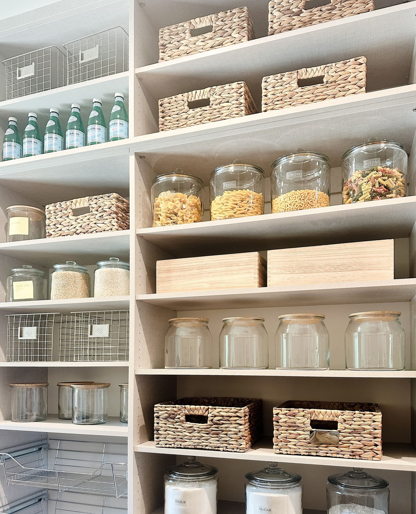 What if your pantry felt like a boutique grocery store? ...Somewhere you could "shop" for ingredients before hitting up the grocery store? ...Somewhere that wasn't haphazardly piled with boxes of half-used cereals and overstuffed with expired condiments shoved in the back? A space that invites calm, intention, and feels effortless to use. What your pantry was both beautiful and also completely functional?
Our team of trained professional organizers specializes in creating highly functional pantries that look good AND work for your real life long-term.
We thoughtfully declutter, edit, categorize, and design systems around how your household actually shops, cooks, and lives. That way, everything has a home and staying organized can finally feel natural.
This is more than pretty containers. It’s about saving time, reducing stress, cutting food waste, and making everyday routines smoother. When your pantry flows, your kitchen flows, and your home feels calmer as a result.
If you’re ready for a pantry that feels elevated, effortless, and completely tailored to you, our team would love to create it with you. Comment READY to get started!
Designer: @allisoncampbelldesign
Builder: @rasbandcustomhomes
Alpine, UT
#homeorganizer #organizedpantry #utahhomes #luxuryhomeorganizer #poh