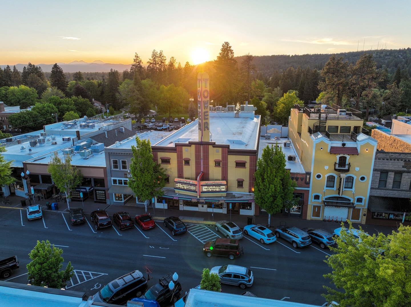 📍 Stay at Wall Street Suites — your downtown Bend homebase! With the mountains seeing less snow this season, you’ve got more days to wander art galleries, sip craft brews, and explore the shops and restaurants just steps from Wall Street Suites in vibrant Downtown Bend —
#wallstreetsuitesbendoregon #downtownbend #dogfriendlyhotels #centraloregon