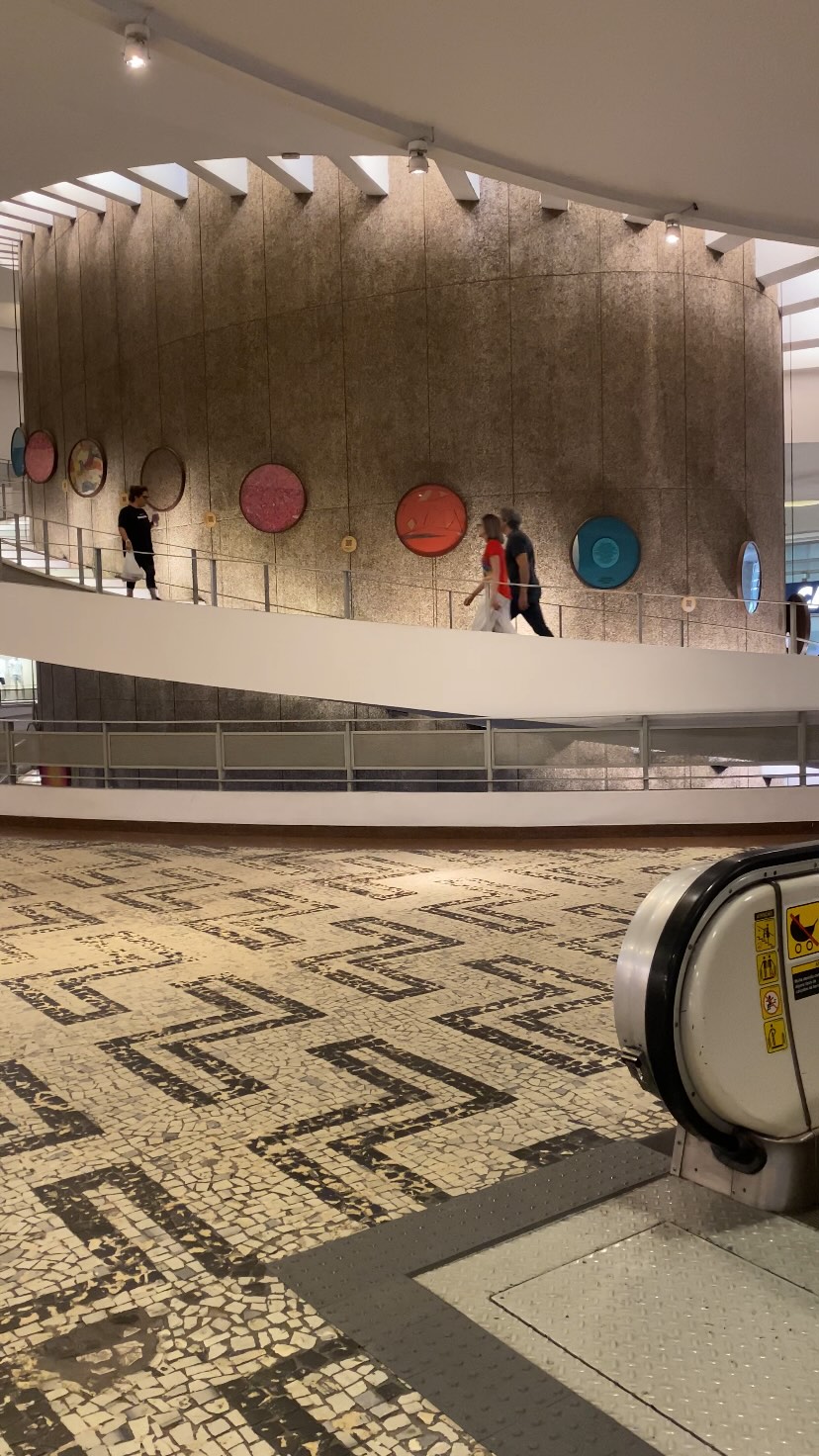 Em 2026, a Lora Ronco muda de endereço.
Um lugar emblemático.
Um edifício que faz parte da história da arquitetura de São Paulo.
A cidade como cenário e movimento constante.
Ainda é só um spoiler.
Mas talvez você reconheça o lugar pelos detalhes.
Você consegue adivinhar onde fica o novo showroom?
Conta pra gente nos comentários.
#loraroncogaleria #designbrasileiro #braziliandesign #mobiliáriomoderno #mobiliariomodernobrasileiro