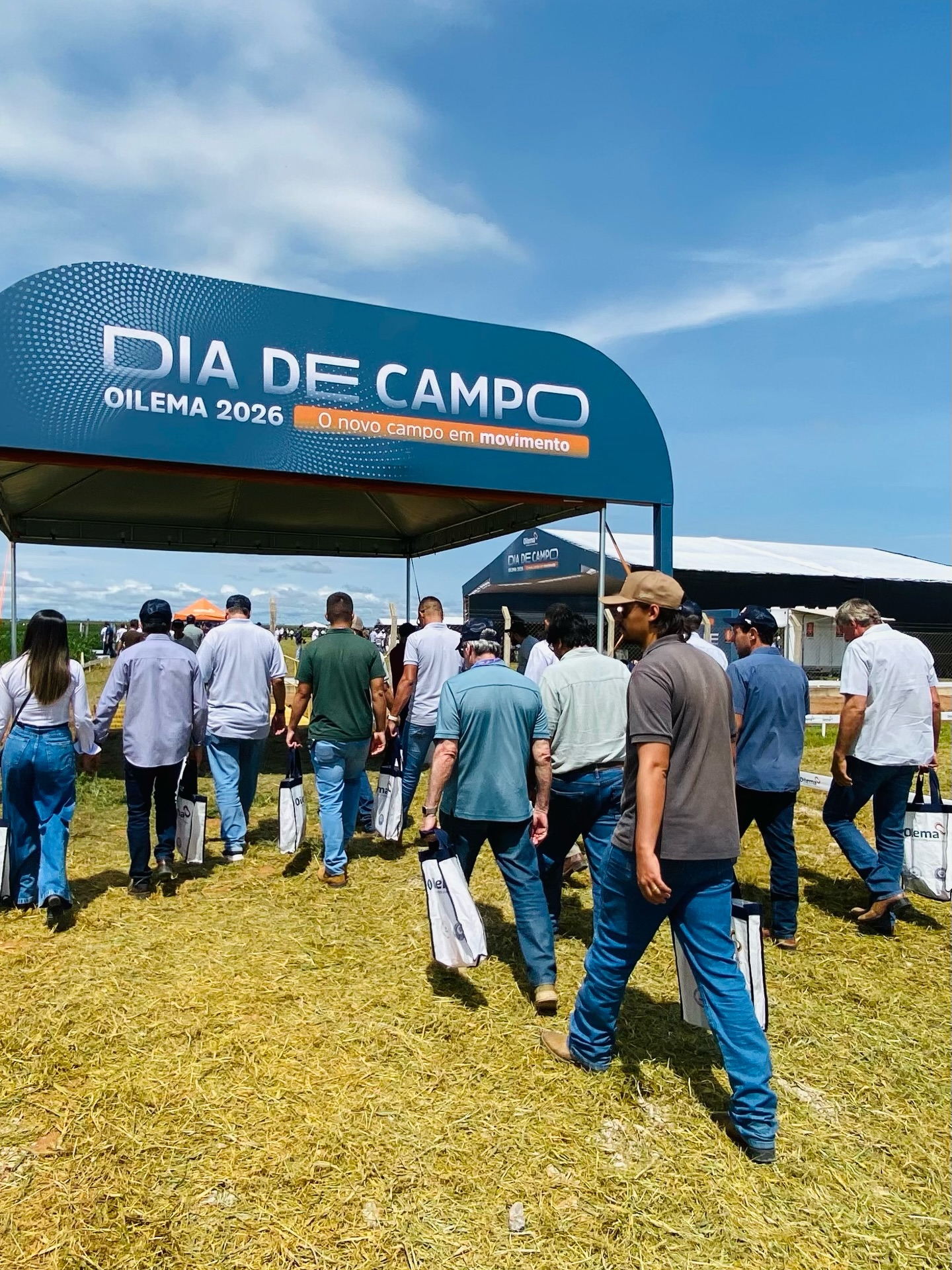 Presente onde o agro acontece 🤝🌱
A ACIAGRI marcou presença no Dia de Campo da Sementes Oilema, fortalecendo relacionamentos, trocando conhecimento e acompanhando de perto as inovações que impulsionam o agronegócio do Oeste da Bahia. 🌾✨
ACIAGRI - Força que representa! ✊
