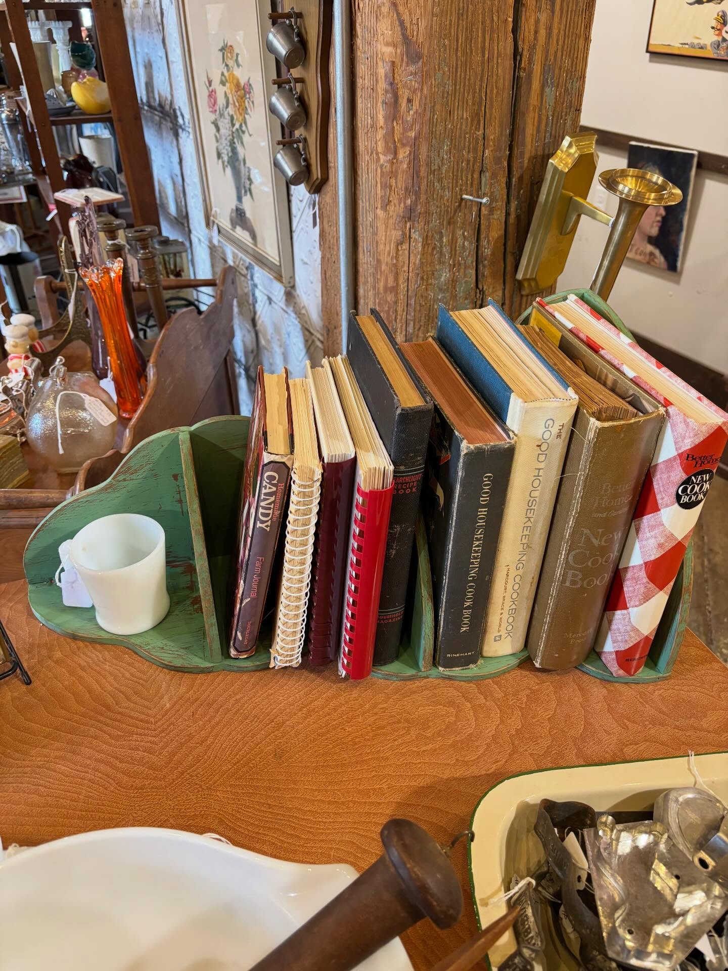 Came out of hibernation (it’s been extremely cold here!) to restock at Dutch Lady Antiques this morning! #junkismylife #vintagedecortour #welcomehomevintagetour #vintagecookbook #vintagevalentine