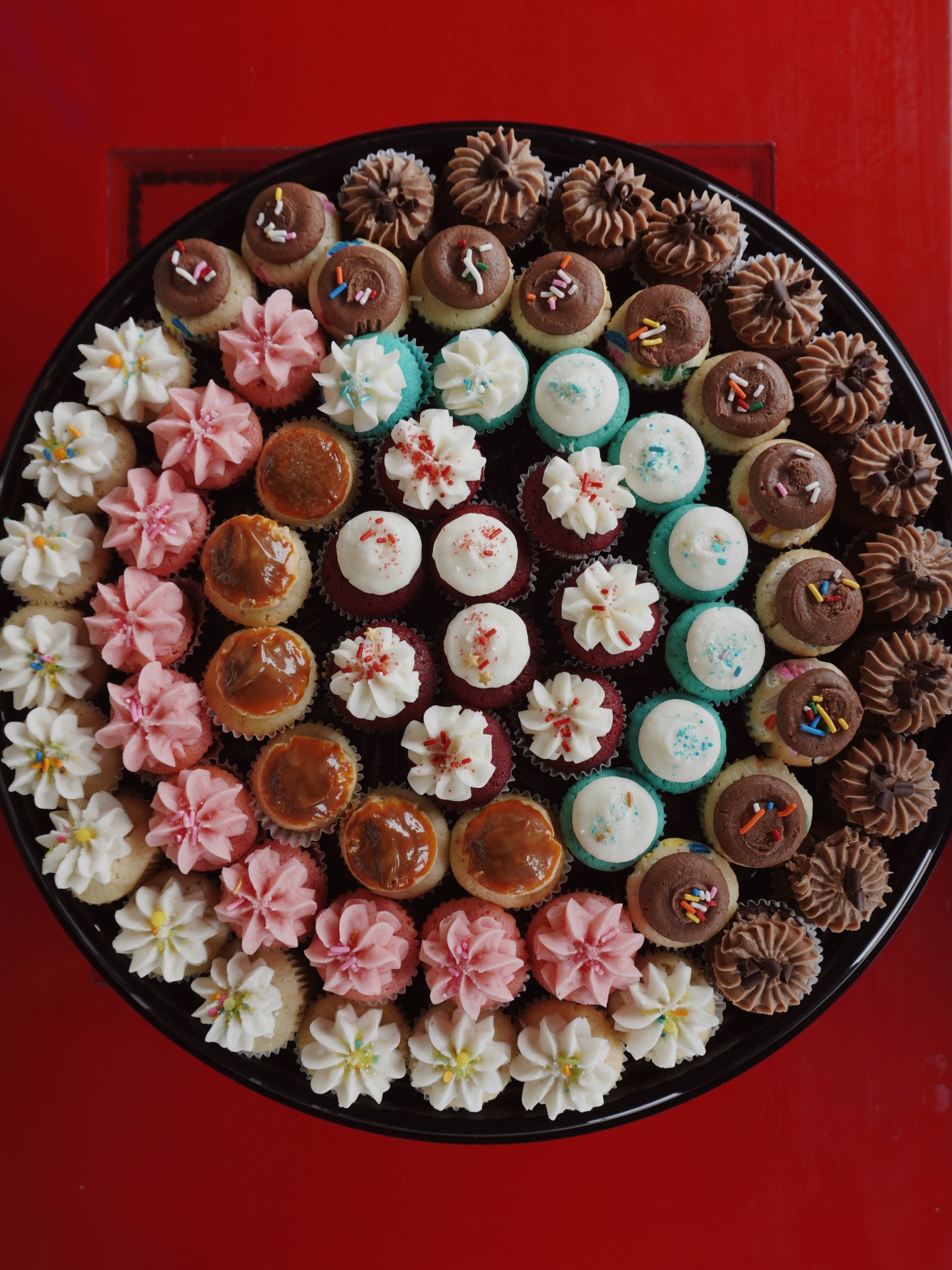 Our mini cupcake platters are always a guest favorite for any occasion 🧁 because they’re completely customizable to fit your vibe and your guests’ preferences. With Valentine’s Day 💌 and the Super Bowl 🏈 right around the corner, themed cupcake platters are the easiest (and sweetest) way to elevate your table without the stress.
Each platter includes approximately 5½ dozen mini cupcakes, beautifully arranged and ready to serve.
We also offer gluten-free and vegan platter options ✨
Last but not least: you can mix & match ANY of our flavors to create a custom platter made just for you.
Call, or email us to start designing yours 🤍
orders@cupprimo.com