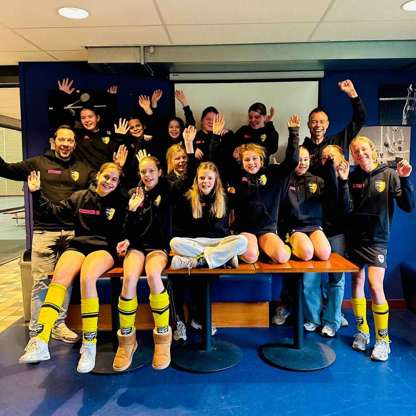 Afsluiting zaalseizoen MO12-1
De meiden van de MO12-1 hebben vandaag met een knappe 3-2 overwinning en een nipte 2-1 nederlaag het zaalseizoen afgesloten. De meiden hebben gevochten als leeuwen. Nu op naar het veld waarin de meiden gepromoveerd zijn naar de 3de klasse!