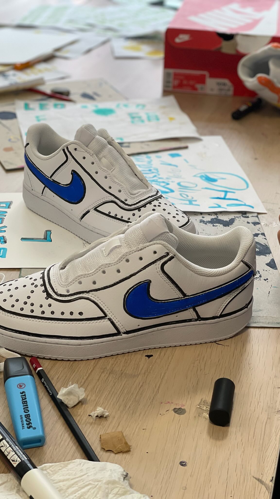 🎨✨ CALLIGRAFFITI WORKSHOP – PERSONNALISE TES BASKETS ✨🎨
Chers artistes,
nous sommes ravis de vous inviter à un atelier unique de calligraffiti, animé par l’artiste urbaine lausannoise Will Granitto (@williaco).
🖋 CalliGraffiti, c’est une immersion dans le monde de l’art urbain :
construction de la lettre sous toutes ses formes, de la calligraphie au graffiti.
Au fil du workshop, Will vous guidera à travers différents exercices et techniques de calligraphie urbaine pour :
✨ trouver votre propre style
✨ créer votre signature
✨ découvrir les stylos, matériaux et techniques pour sceller votre création
👟 Résultat : chacun·e repart avec une signature unique directement sur ses baskets.
Aucune préparation ni niveau requis — apportez simplement vos baskets (de préférence blanches), on s’occupe du reste !
📅 Date : 22 mars (dimanche)
⏰ Horaire : 14h – 18h
📍 Lieu : Artiloft, Avenue des Alpes 104, 1820 Montreux
👥 Admission : Adultes & enfants dès 10 ans
💰 Prix : 80 CHF / participant (matériel fourni, baskets non incluses)
🗣 Langue : Français (traductions possibles en anglais ou italien)
⚡️ Places limitées — viens signer tes baskets et ton style.
#Calligraffiti #UrbanArt #Calligraphy #GraffitiArt #WorkshopSuisse ArtUrbain CustomSneakers Montreux LausanneArt