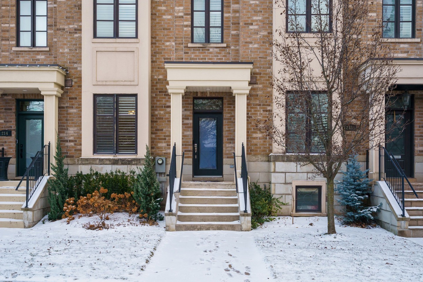 Freehold executive townhome living just steps to downtown Oakville, everyday amenities, and the lake.โ
โ
With 3 bedrooms, 3 bathrooms, and over 3,100 sq ft of finished space, this beautifully designed home is perfect for right-sizers, busy professionals, or modern families who want low-maintenance living without giving up space or style.โ
โ
Rare features set this one apart โ private elevator, parking for 4 vehicles (including a double garage), and multiple outdoor living spaces. Inside, rich hardwood floors, quartz counters, custom millwork, and two fireplaces create a refined, boutique-hotel feel.โ
โ
The main level was made for entertaining with a formal dining room, chefโs kitchen, and a living room that walks out to a spacious terrace for summer BBQs. Upstairs, enjoy two rooftop terraces โ north and south facing โ perfect for morning coffee or sunset cocktails.โ
โ
The entire third floor is a dreamy primary retreat with dual dressing rooms and a spa-inspired ensuite. The finished lower level adds flexible space for a media room, office, or home gym.โ
โ
Stroll to Kerr Street Cafรฉ, shop downtown, or enjoy lakeside walks โ plus easy access to the GO and QEW for effortless commuting.โ
โ
216 Rebecca Street isnโt just a home โ itโs a lifestyle!โ
โ
? 216 Rebecca Street, Oakvilleโ
$1,899,999 | W12772256โ
โ๏ธandraarnold@royallepage.caโ
โ๏ธmeghangrieve@royallepage.caโ
โ
#OakvilleRealEstate #OakvilleHomesForSale #AndraArnoldAndAssociates #RoyalLepageRoyalCityRealty #OakvilleOntario