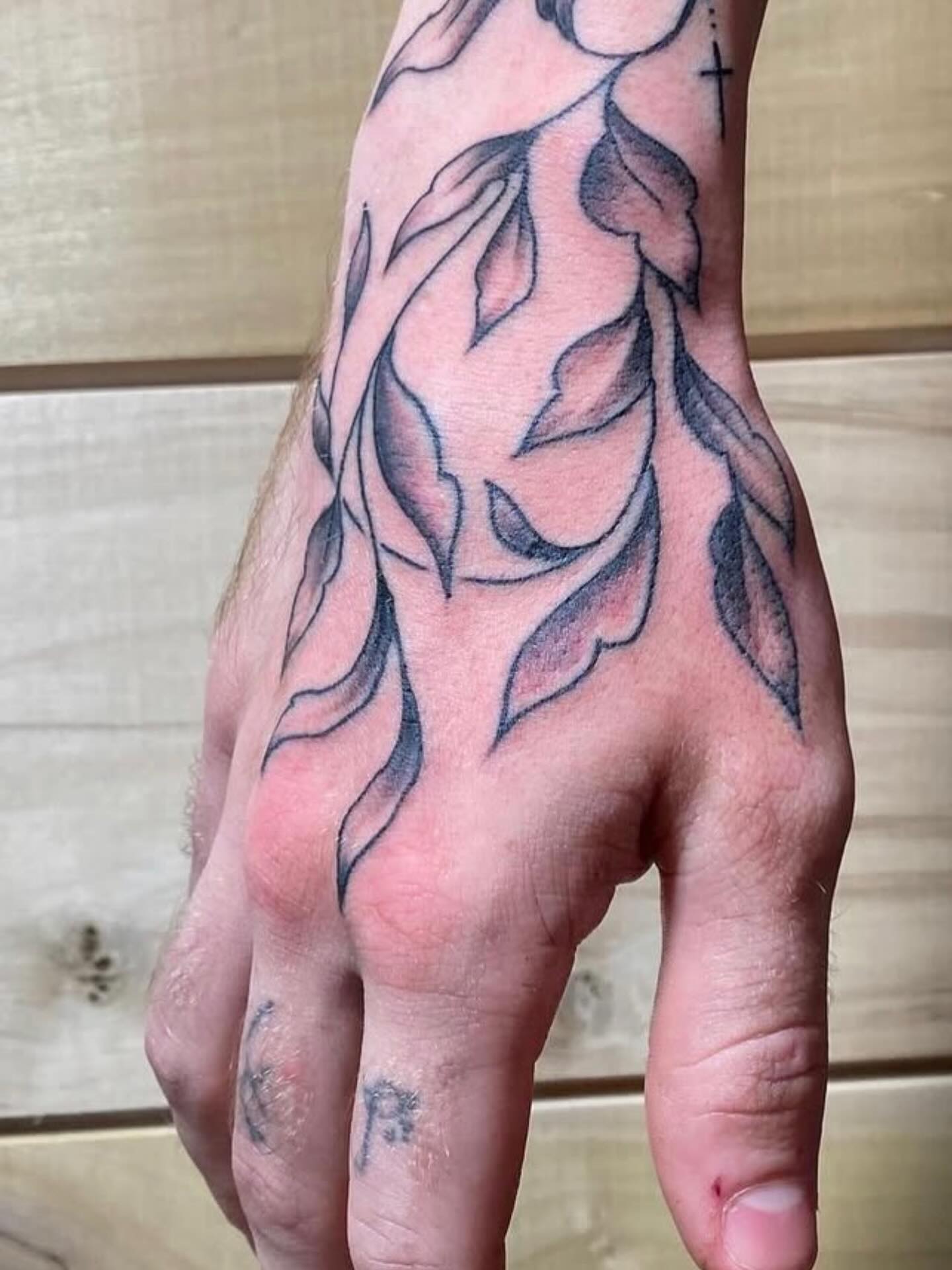 A little hand drawn work on the hand by Michale @anstine.tattoo for booking, Dm directly or click the link our bio. He has openings for February! #hands #vine #customtattoo #bringit #nashvegas