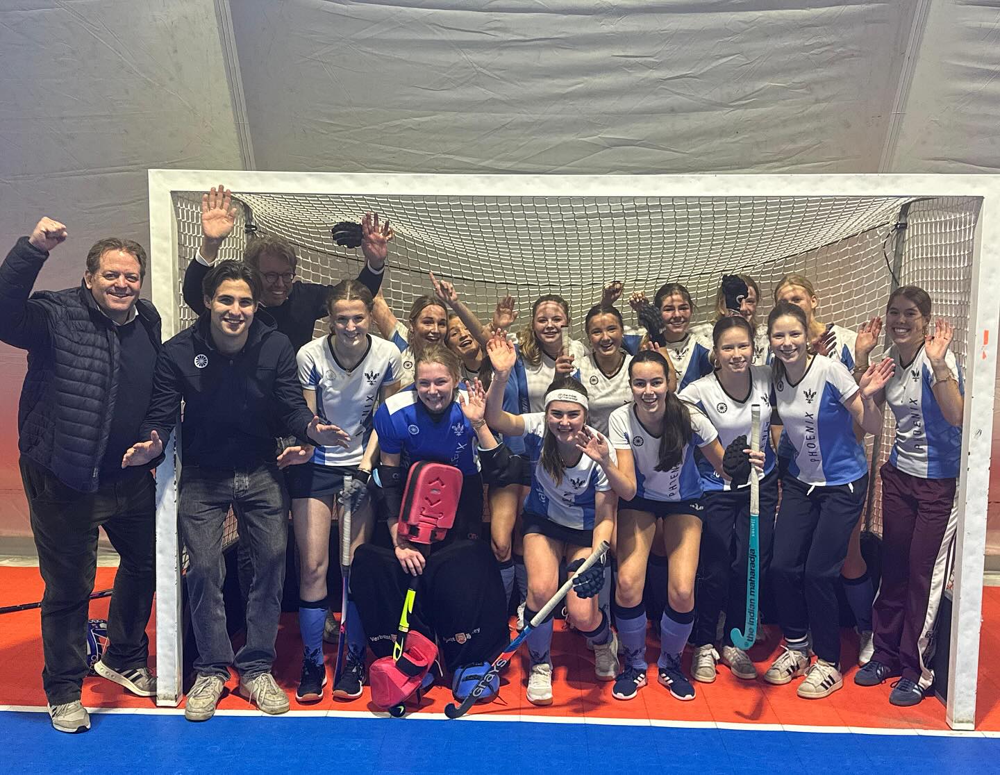 .
Kampioenen! Super trots zijn wij op al onze zaalkampioenen! Geweldig gefeliciteerd alle toppers van de MO16-3, Phoenix Heren 3, MO18-1, Phoenix Dames 3, Phoenix heren 2 en Phoenix dames 2. #phoenixhockey #kampioenen #zaalhockey #hockey #hockeyzeist