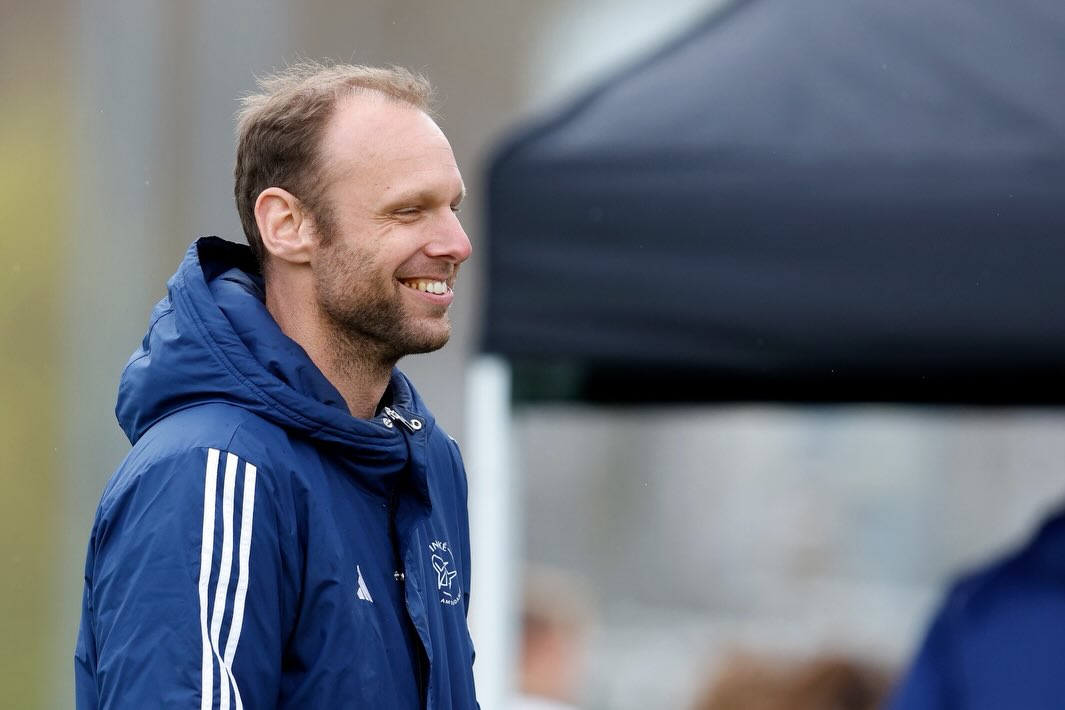 Na 9 jaar neemt Daan Sabel afscheid bij Dames 1.
Aan het einde van dit seizoen stopt Daan Sabel als hoofdcoach van Pinoké Dames 1. Na negen intensieve en succesvolle jaren hebben Pinoké en Daan Sabel in goed overleg besloten het huidige seizoen te benutten als een zorgvuldig en passend afrondingsmoment van hun samenwerking.
Wij willen Daan enorm bedanken voor de afgelopen 9 seizoenen. Van degradatie en daarna weer promoveren naar het spelen van de play offs!
Dankjewel Daan! Voor altijd een Steekneus!