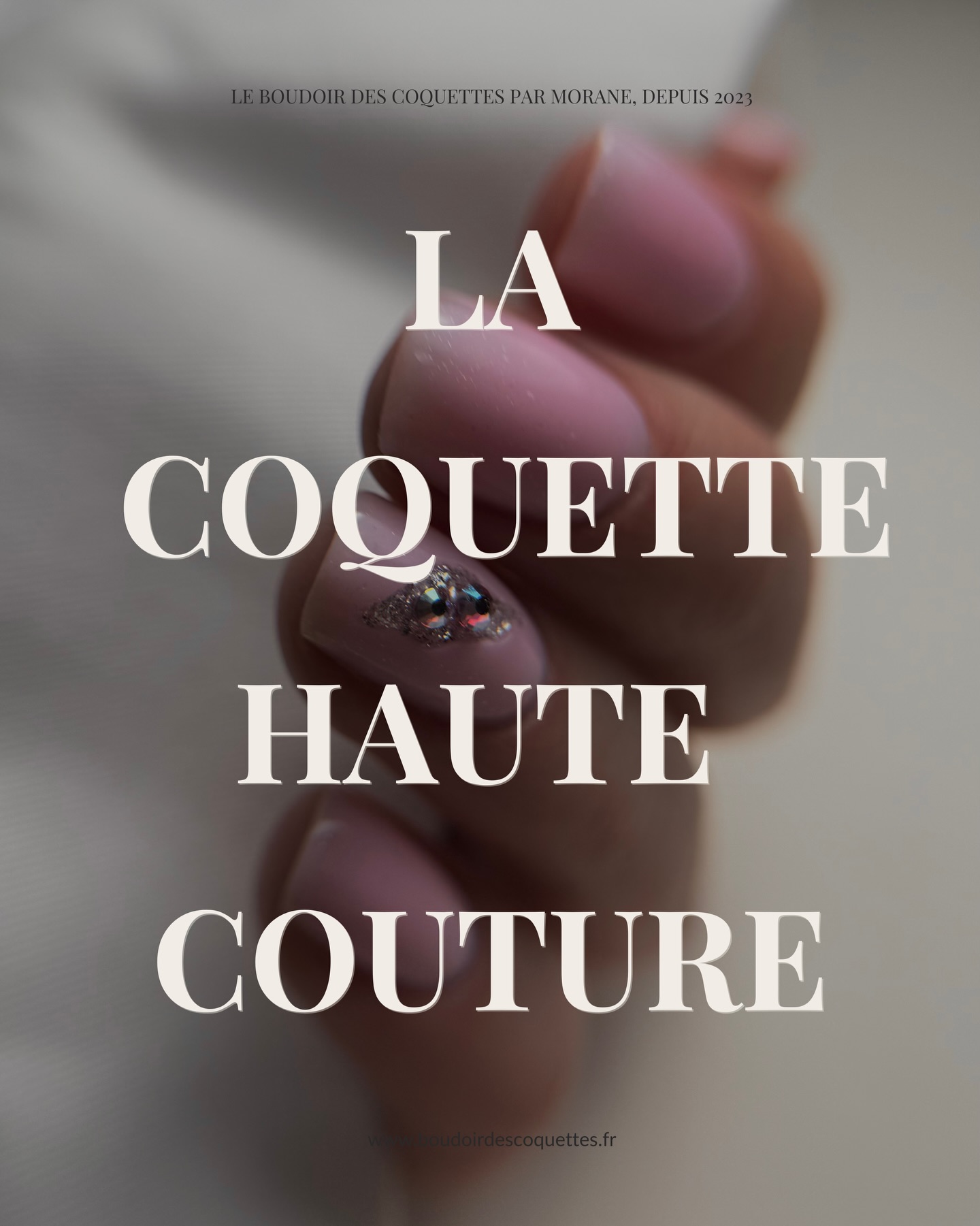 La Coquette haute couture s’adresse aux femmes qui voient la beauté comme un détail qui change tout.
A celles qui aiment la discrétion autant que l’exception.
A celles qui savent que l’élégance se cache dans la précision, dans l’intention, dans le sur-mesure…
Au Boudoir, un bijoux d’ongle n’est jamais « trop ».
Jamais de mauvais goût.
Plus qu’un « accessoire », il est la signature.
La touche finale pensée pour sublimer, finement, délicatement.
La Coquette Haute Couture n’est peut être pas faite pour tout le monde , mais elle est faite pour celles qui choisissent d’être unique.
BIENTÔT DISPONIBLE À LA RÉSERVATION.