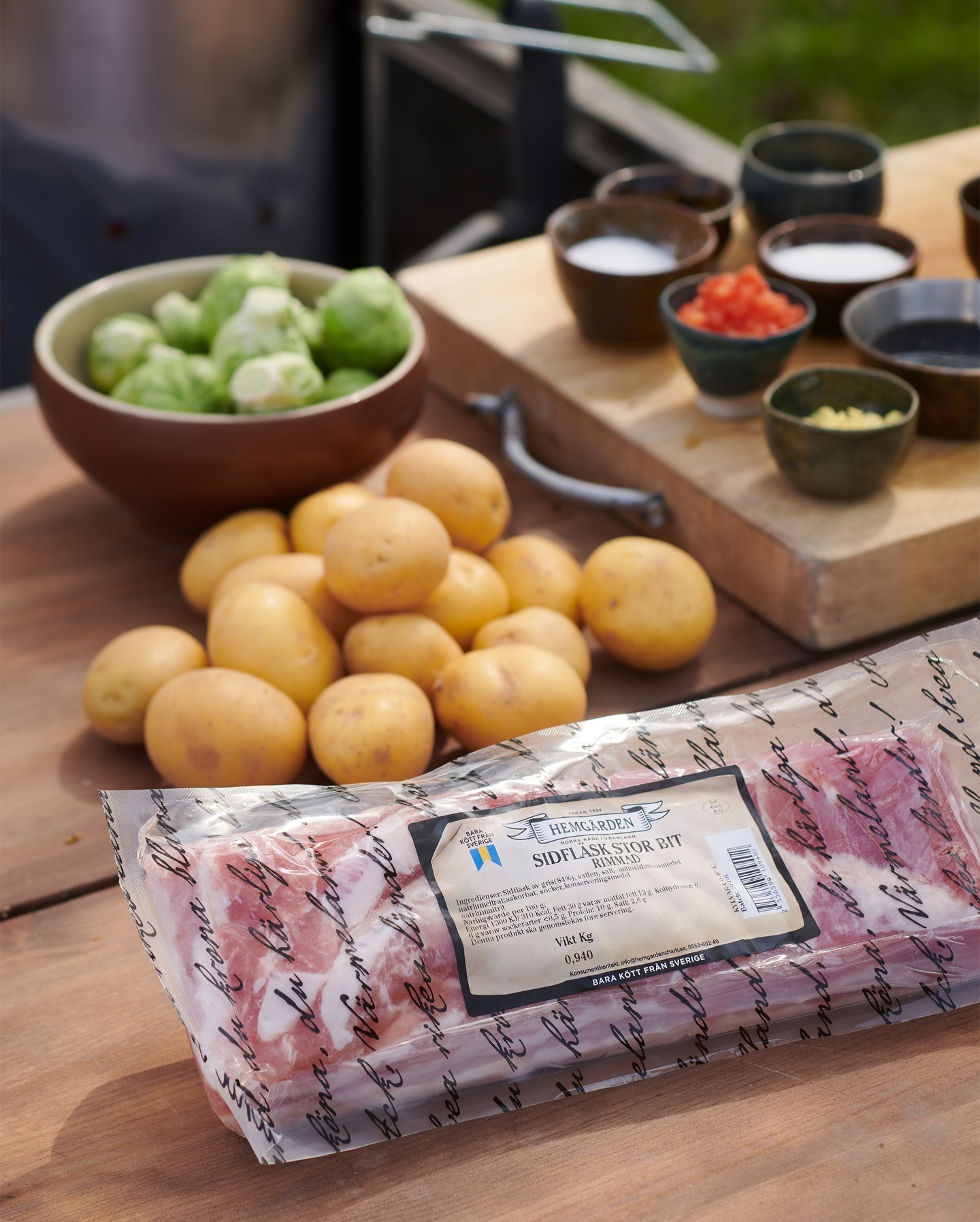 Fredag☀️ då kör vi Långbakat sidfläsk med ugnsrostade rotsaker samt krispig marinerad brysselkål ? Recept på vår hemsida!