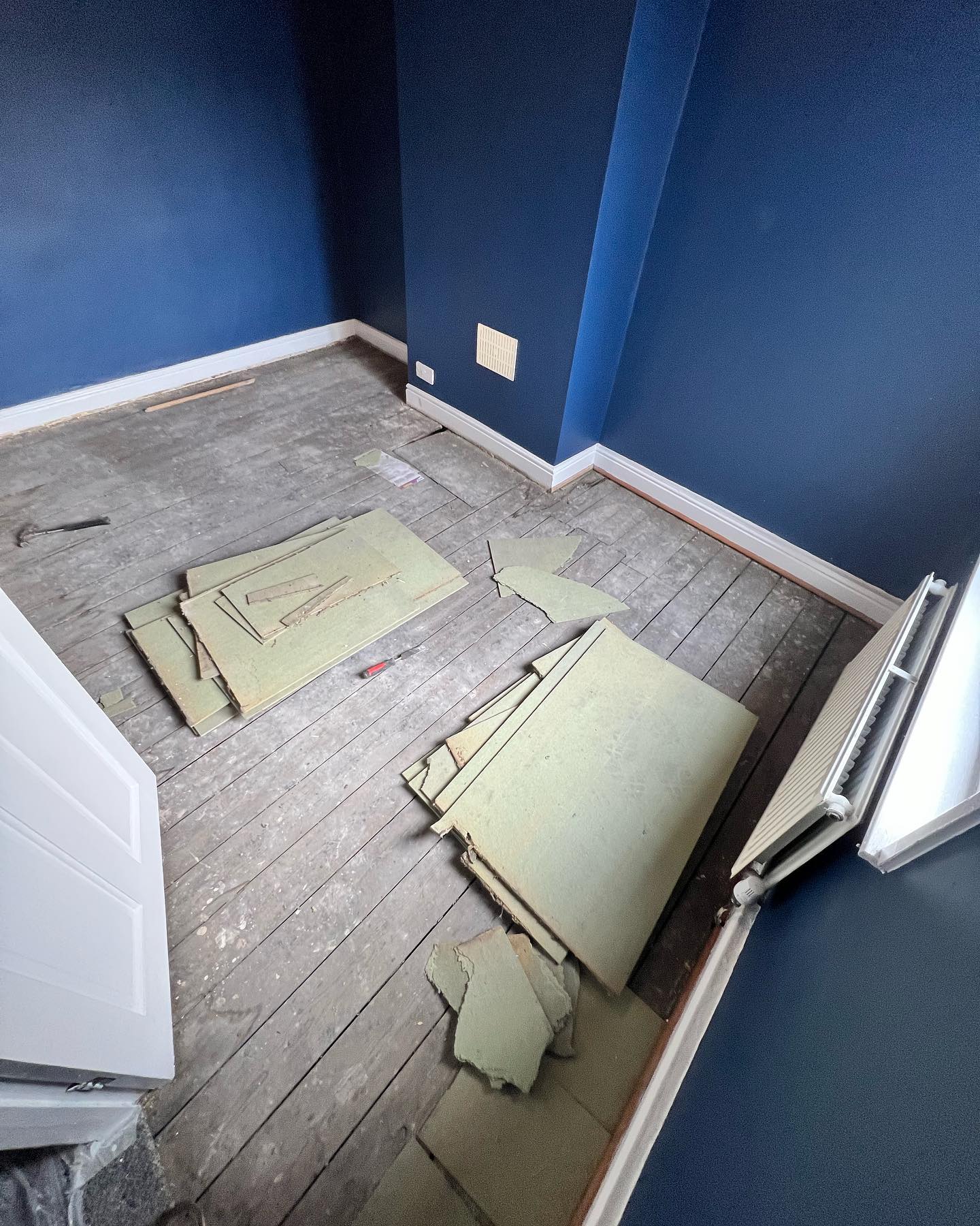 X2 bedrooms with x2 fire place hearth removals sanded, stained dark oak and sealed with our clear high traffic ?
#pinefloors #pineflooring #floorsanding #floorsander #floorrepair #originalfloorboards #originalfloors #naturalflooring #parquet #parquetfloor #parquetflooring #originalfloorboards #homeimprovement #homeimprovements #homeimprovementprojects #renovationproject #renovation #mcr #sanding #sandingwood
Floor Sanding ☑️
Floor Laying ☑️
Floor repairs ☑️
Free quotations ☑️
Cover the UK ?
? : 07721710499
? : uniquefloorfinishes@outlook.com
? : www.uniquefloorfinishes.com
? : unique floor finishes on google