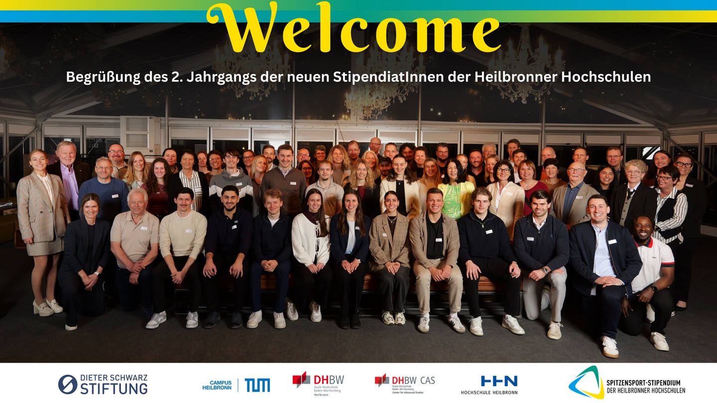 ? Offizielles Begrüßungsdinner der neuen StipendiatInnen der Heilbronner Hochschulen ?
Gestern Abend wurden 9 neue StipendiatInnen der Heilbronner Hochschulen – @hochschule_heilbronn, @dhbwheilbronn, @dhbw.cas und @tum.campus.hn – offiziell in dem Spitzensport-Stipendium willkommen geheißen. ?
Die @altereederei in Heilbronn bot den perfekten Rahmen, um unsere neuen StipendiatInnen vorzustellen, auf die ersten Meilensteine und Errungenschaften des vergangenen Jahrs zu blicken und gemeinsam zu feiern. ✨
Nach der feierlichen Urkundenübergabe versammelten sich die Gäste zu einem gemeinsamen Dinner in entspannter aber schicker Atmosphäre. ?️?
Ein herzliches Dankeschön an alle Gäste, PartnerInnen und UnterstützerInnen, die diesen Abend so besonders gemacht haben. ?
Ein besonderer Dank gilt @altereederei für die tolle Location und das hervorragende Catering, die maßgeblich zu diesem gelungenen Abend beigetragen haben.
Wir freuen uns schon jetzt auf das nächste Wiedersehen! ?✨
.
.
?: @rula.photo
#spitzensportstipendium #heilbronn #sportundstudium #dualekarriere