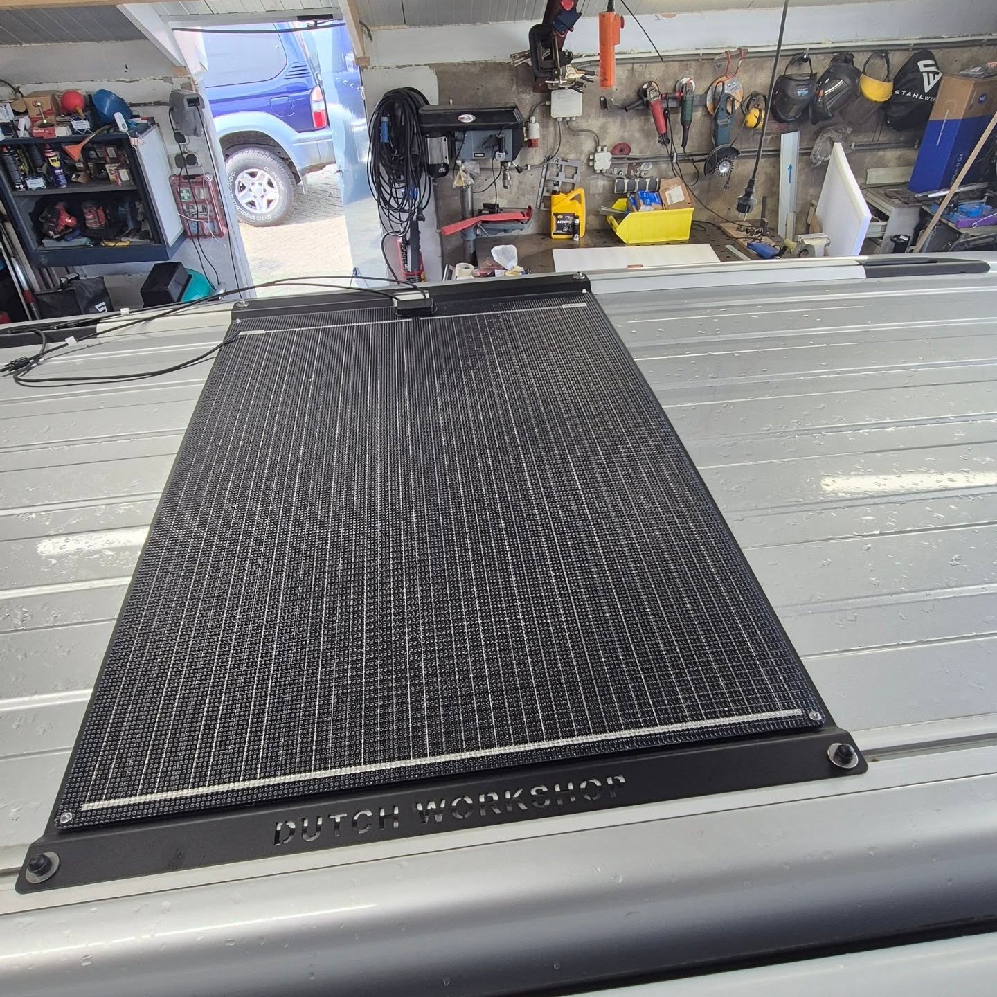 Vandaag hebben we deze Volkswagen transporter T5 voorzien van een 160wp zonnepaneel op het hefdak.
Met een complete set van www.dutchworkshop.nl was de montage een ei'tje.
Met als basis een gepoedercoate aluminum plaat en daarop een semi flexibel zonnepaneel van 160wp is dit een set van zeer hoge kwaliteit.
Met rvs hamerkop bouten word de plaat aan de originele dakrails bevestigd zonder gaten te boren in de bus.
#vwcalifornia #offgrid #vanlife #stroominjecamper.nl #solar