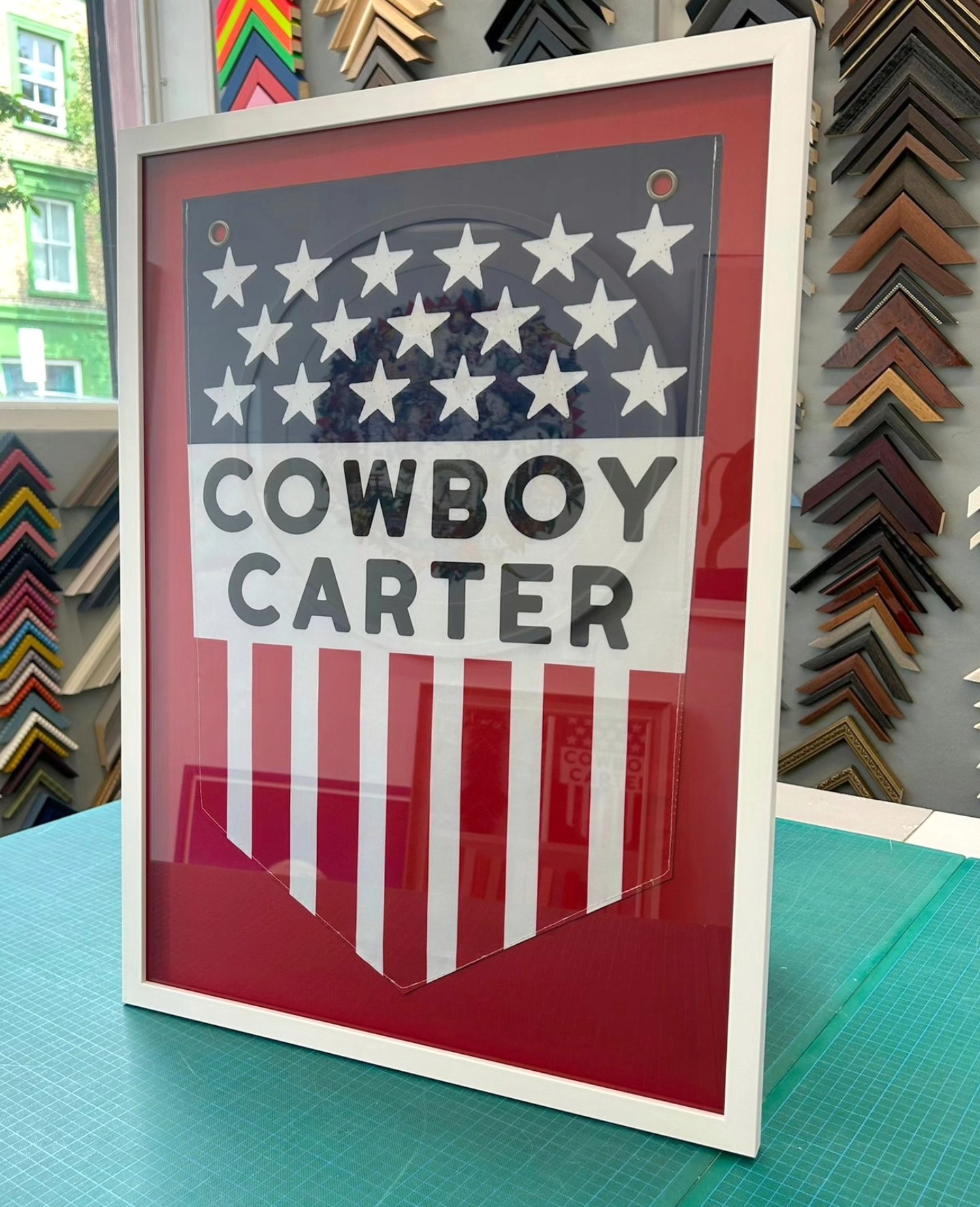 Yeeeehaw! @beyonce Cowboy Carter tour flag in a white box frame with a deep red interior ? Perfect way to display a memento from an iconic concert!
#JWhiteFraming #bespokeframing #boxframe #flagframing #merchframing #beyoncè #cowboycarter?⭐️✨ #beyonceart #cowboy #country