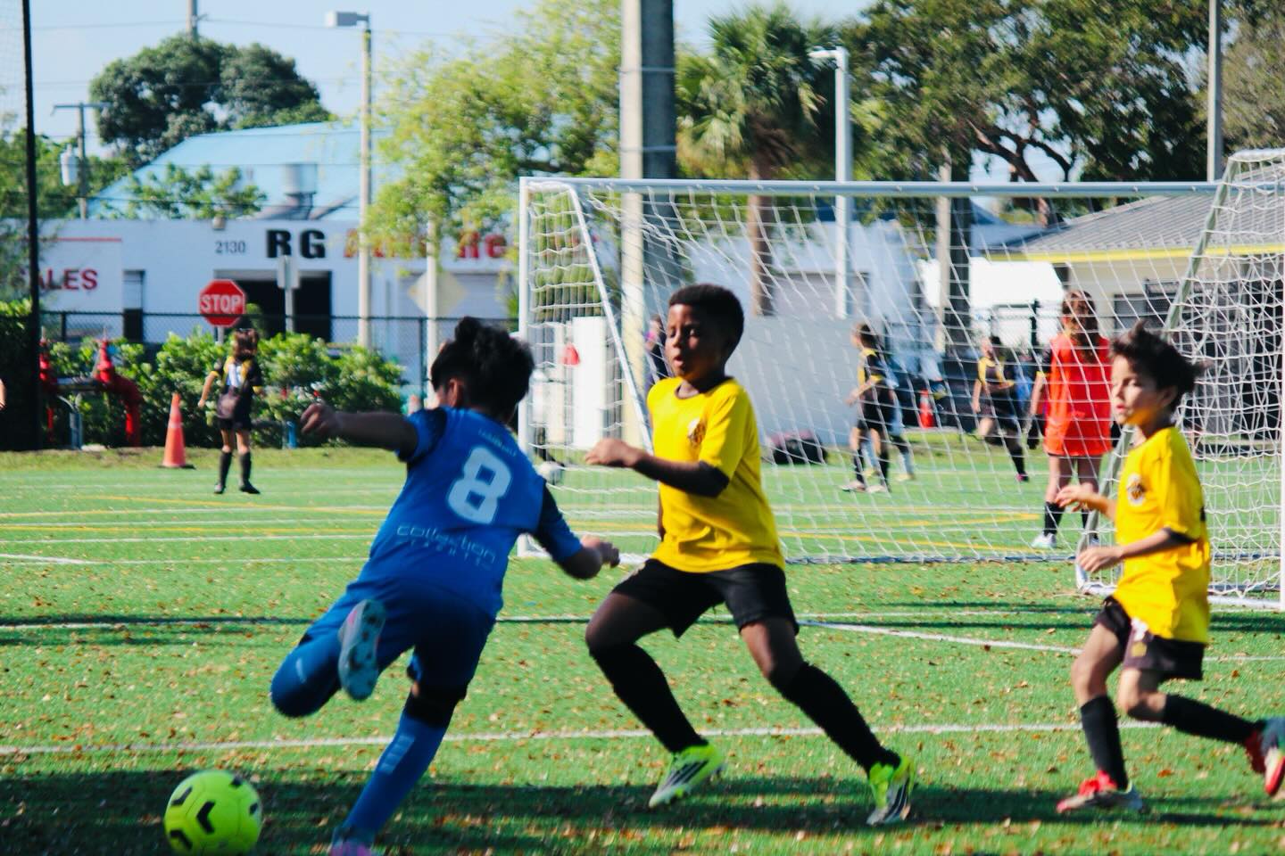 Big performances. Big moments. ?⚽️
Our U9 Boys showed incredible determination, teamwork, and belief this weekend as they battled their way through to the Commissioners Cup Final ?
From the first whistle to the last, the effort, attitude, and quality on display were outstanding. The way this group supports each other and plays the game the right way makes us incredibly proud ?
One more step to go… ??
Let’s go, boys! ?
#WeAreTheRush #RushSoccer #GameDay #YouthSoccer #usys
