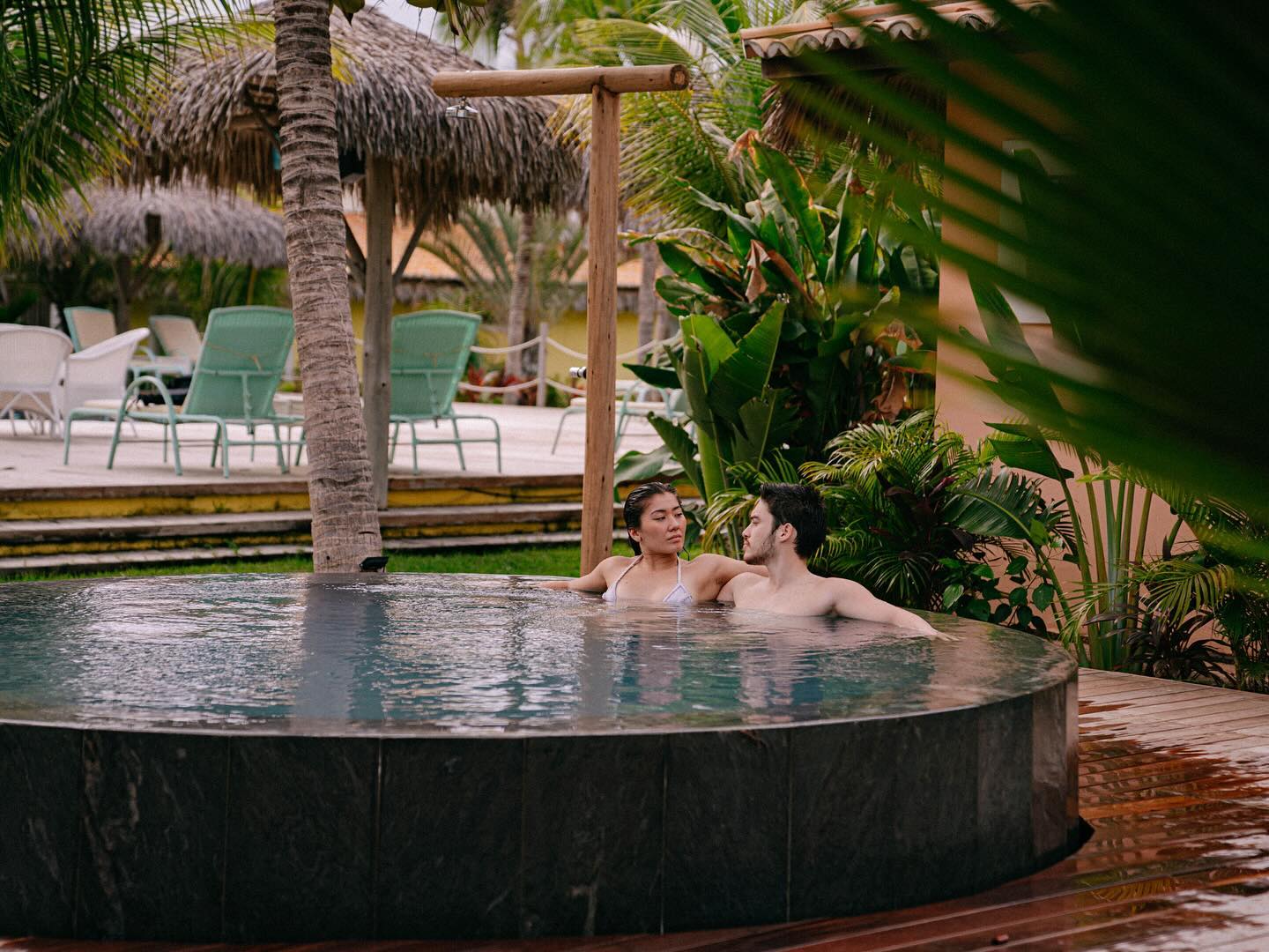 Que tal desfrutar de momentos relaxantes contemplando a beleza do jardim enquanto aproveita nossa jacuzzi? Esta é uma das novas experiências oferecidas em nossa hospedagem, situada próximo à piscina, proporcionando momentos de profundo relaxamento. Instantes de calmaria e tranquilidade te esperam aqui!
#HotelPausa #Hotelfortim #fortimceara #ceara #destinoviajem #hoteldeluxo #litoralcearence #praiapontaldemaceio