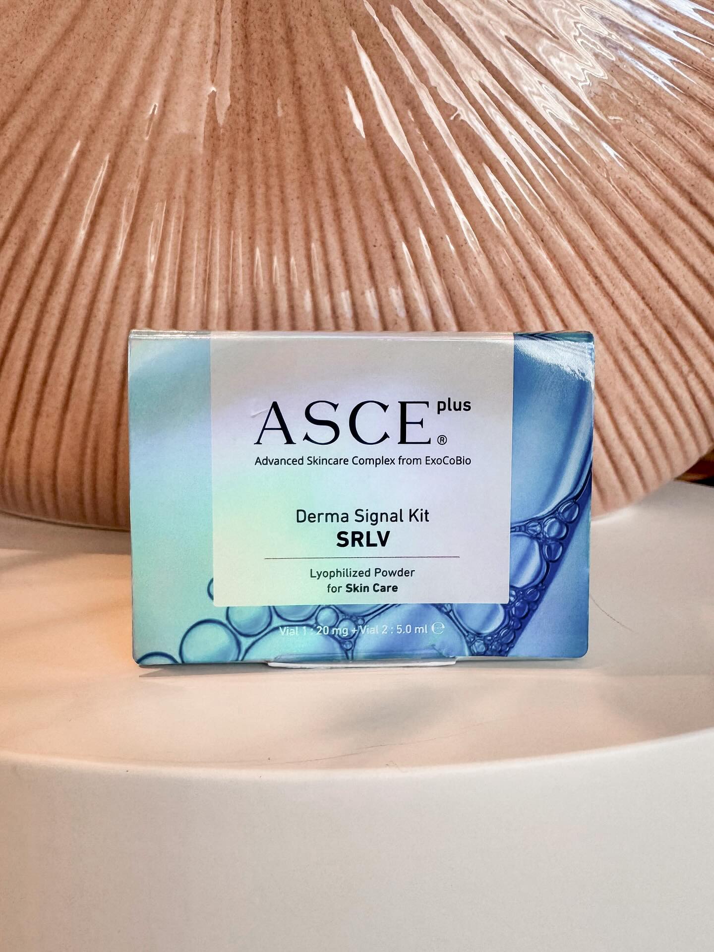 Exosome treatment is an advanced treatment that strengthens the skin’s natural regenerative capacity. The exosomes are derived from rose stem cells and contain growth factors, peptides, amino acids, enzymes, vitamins, minerals, and hyaluronic acid. This powerful combination of active ingredients ensures that the cells repair themselves and become active again. This results in a visible improvement in skin quality ❤️?
More info? Check the link in our story ??
#skinimprovement #cosmopolitanclinicamsterdam #huidverbetering #skingoals