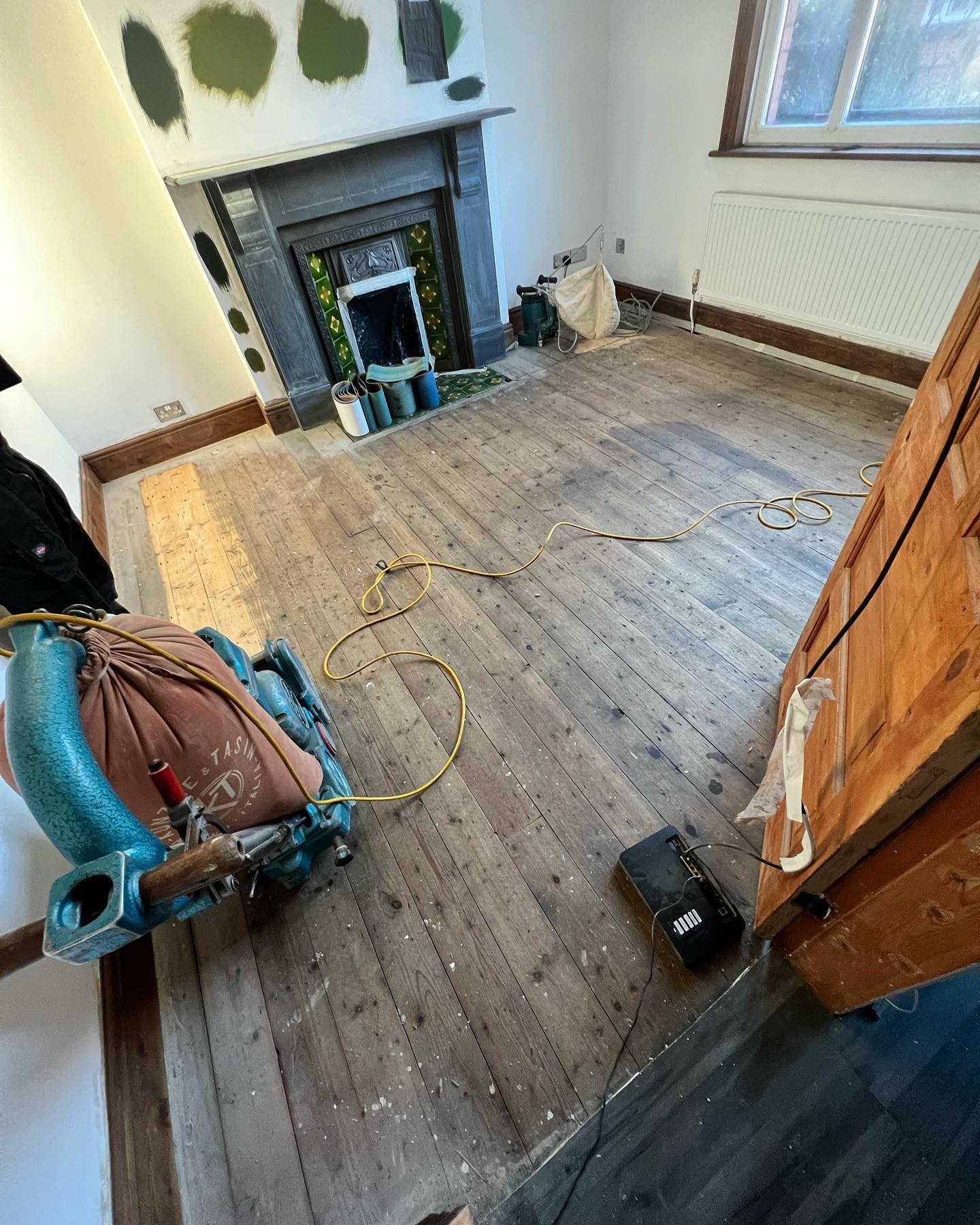 Swipe << carpet lifted in a living room and the boards underneath in great condition, we sanded it back stained it a walnut and sealed it with a high traffic lacquer ?? @team_fury
#pinefloors #pineflooring #floorsanding #floorsander #floorrepair #originalfloorboards #originalfloors #naturalflooring #homeimprovement #homeimprovements #walnut #renovation #renovationproject #woodflooringexperts #mcr
Floor Sanding ☑️
Floor Laying ☑️
Floor repairs ☑️
Free quotations ☑️
Cover the UK ?
? : 07721710499
? : uniquefloorfinishes@outlook.com
? : www.uniquefloorfinishes.com
? : unique floor finishes on google