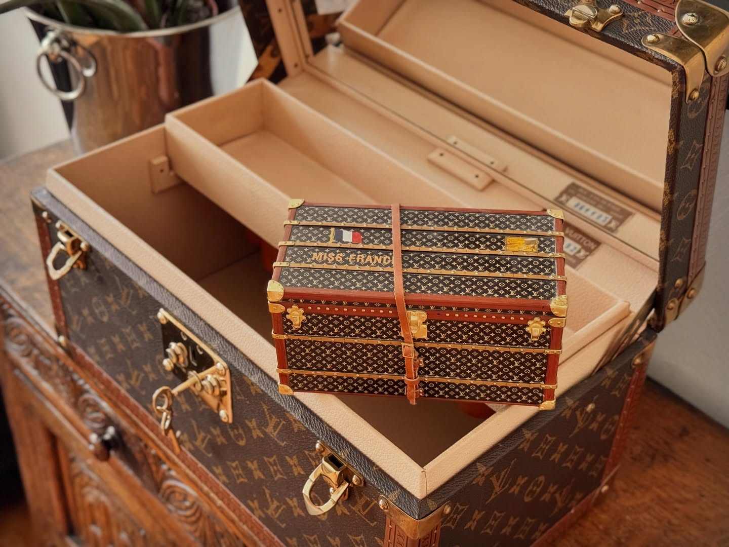 Groß oder klein ? ??
Neben dem Vintage Kosmetikkoffer
„Boite Bouteilles et Glacé“ in Monogram Canvas haben wir als Accessoires noch den passenden Überseekoffer im Miniaturformat rein bekommen ?
Wie findet ihr die Vintage LV Koffer als Accessoires in den eigenen vier Wänden?