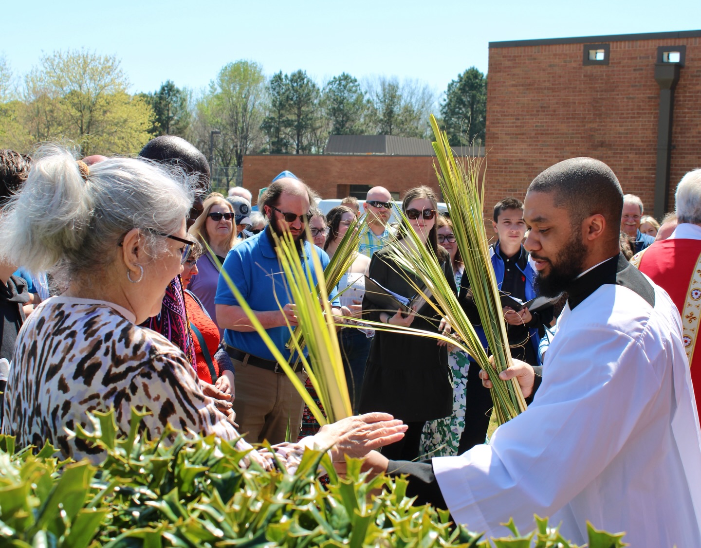 ? “Hosanna in the highest!” Matthew 21:9
? It was a moving Palm Sunday Mass as we entered into Holy Week; sharing palms, hearing about Jesus entering Jerusalem & His passion, and worshipping along with our magnificent choir.
? Ruth Crocker, of the youth choir, sang a beautiful rendition of “How Deep the Father’s Love” by Stuart Townsend, accompanied by our talented music director, Daniel Ward.
✝️ For our Holy Week service schedule, please visit our website or the pinned post on our profile!
#incarnationcollierville