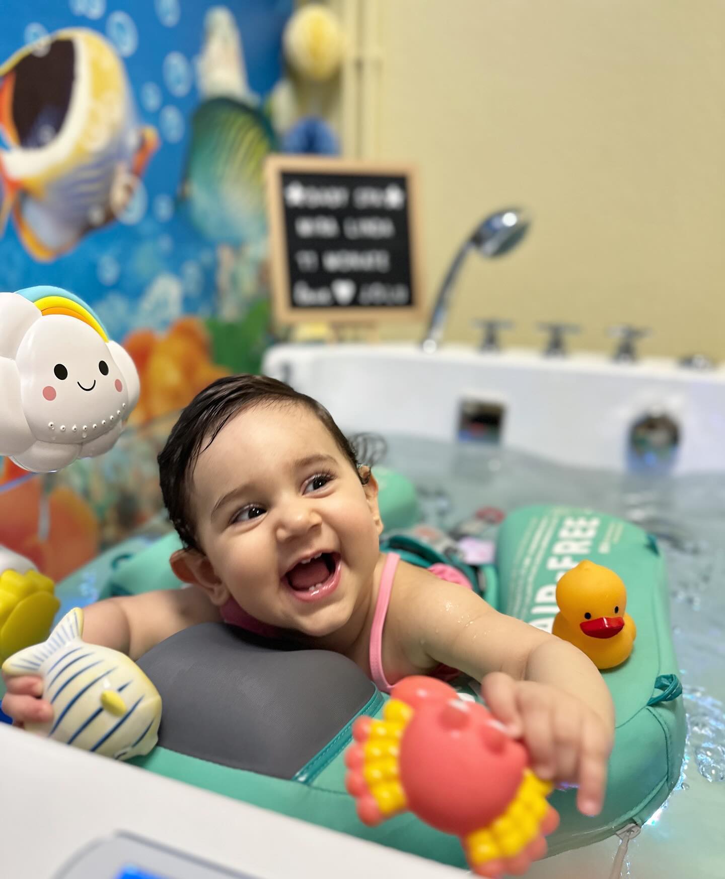 Also dieses strahlende Gesicht ist nicht zu übersehen ✨??
Mira Linda zeigt super wie toll sie im Wasser strampelt und spielt ??
Hast du auch Lust auf ein Baby Floating oder eine Babymassage bekommen?
Dann schreib uns einfach eine DM oder Buch dir einen Termin über unsere Website.
jolu-Naturkosmetik.de
Hier findest du uns:
?Winsstraße 22, 10405 Berlin
#einzigartig #BabyMassage #babyspa #BabyFloating #Babyschwimmen #baby #glücksmomente #babylachen #babyfreude #babymomente #Berlin #prenzlauerberg