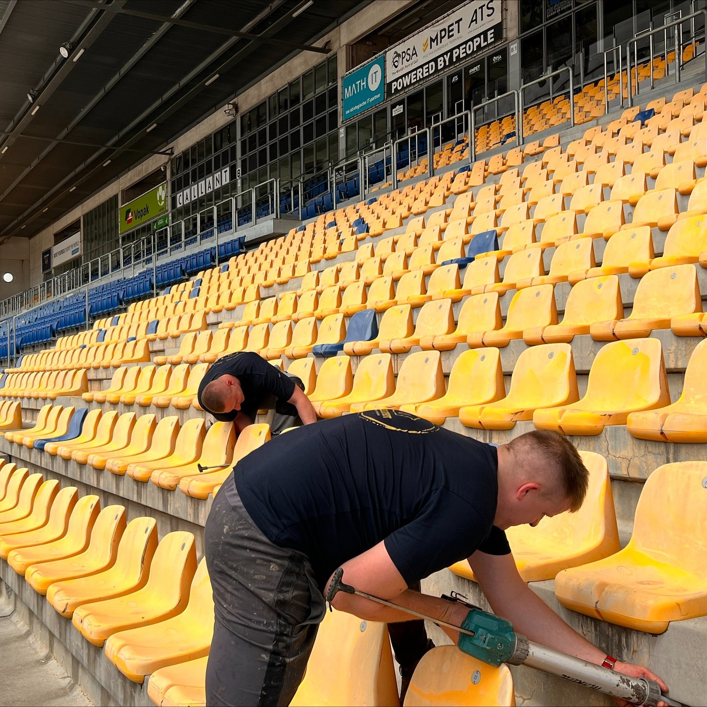 Een gemakkelijke ? overwinning voor FC Silicone in het ⚽ Freethielstadion. Hier werden alle dichtingen vervangen door onze experts. Eersteklas! ?
#elastischevoegen
#sealedexpert
#wesealyourbuilding
#luchtdichtbouwen
#freethielstadion