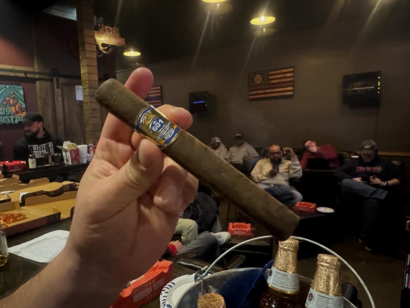 The Lounge is full! ? ?
Join Us! Smoking a 601 Blue from Espinosa! ?