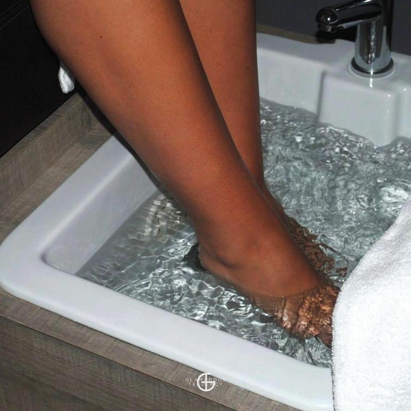 Família Glamorous Tendency,
Desfrute de um momento de cuidado e relaxamento dedicado aos seus pés que proporciona conforto, leveza e bem-estar, no Porto Urban Spa no Crowne Plaza.