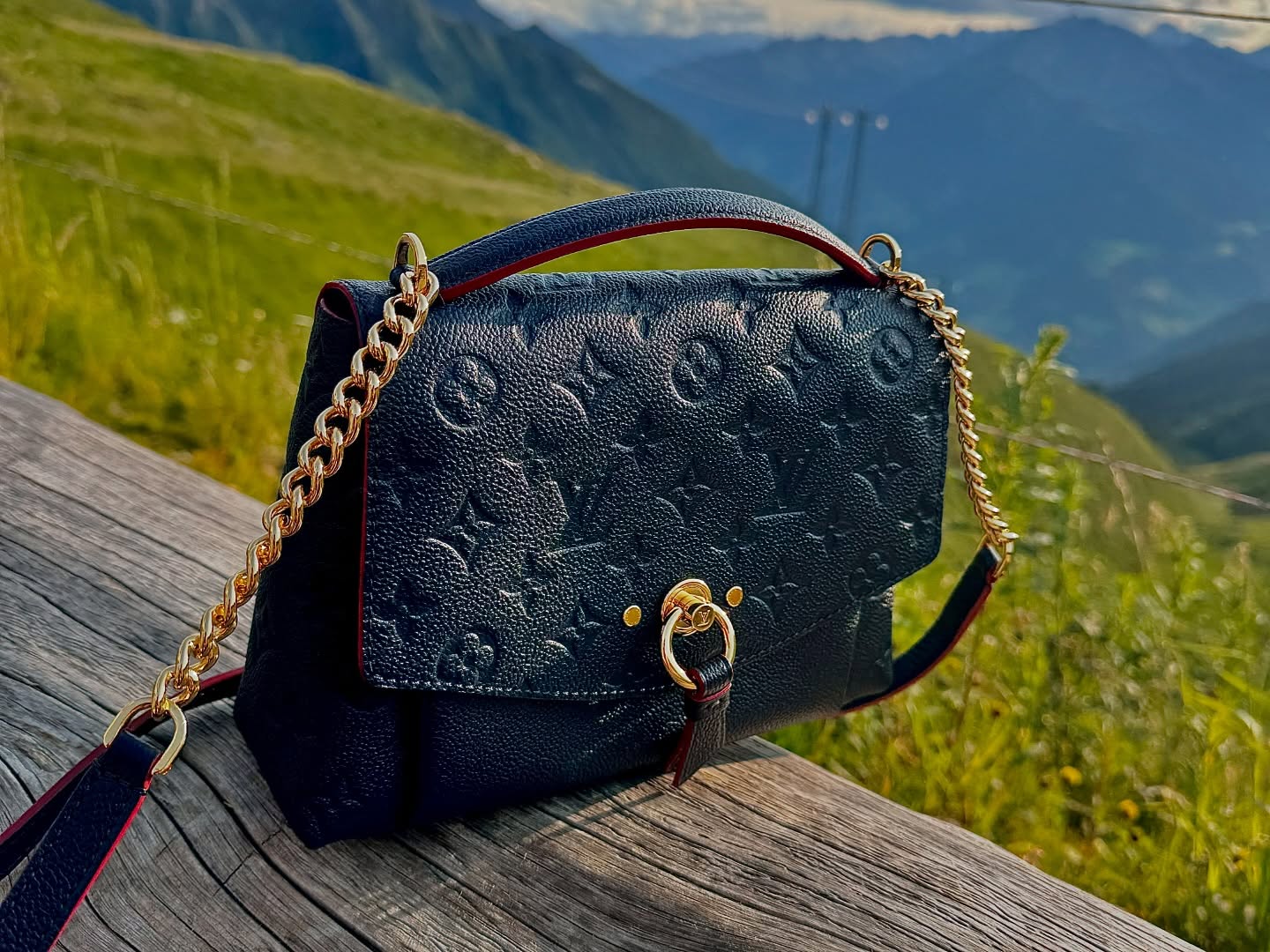 Travelbuddy ?
LOUIS VUITTON
Blanche BB Monogram Empreinte Marine Rouge M43781 ?