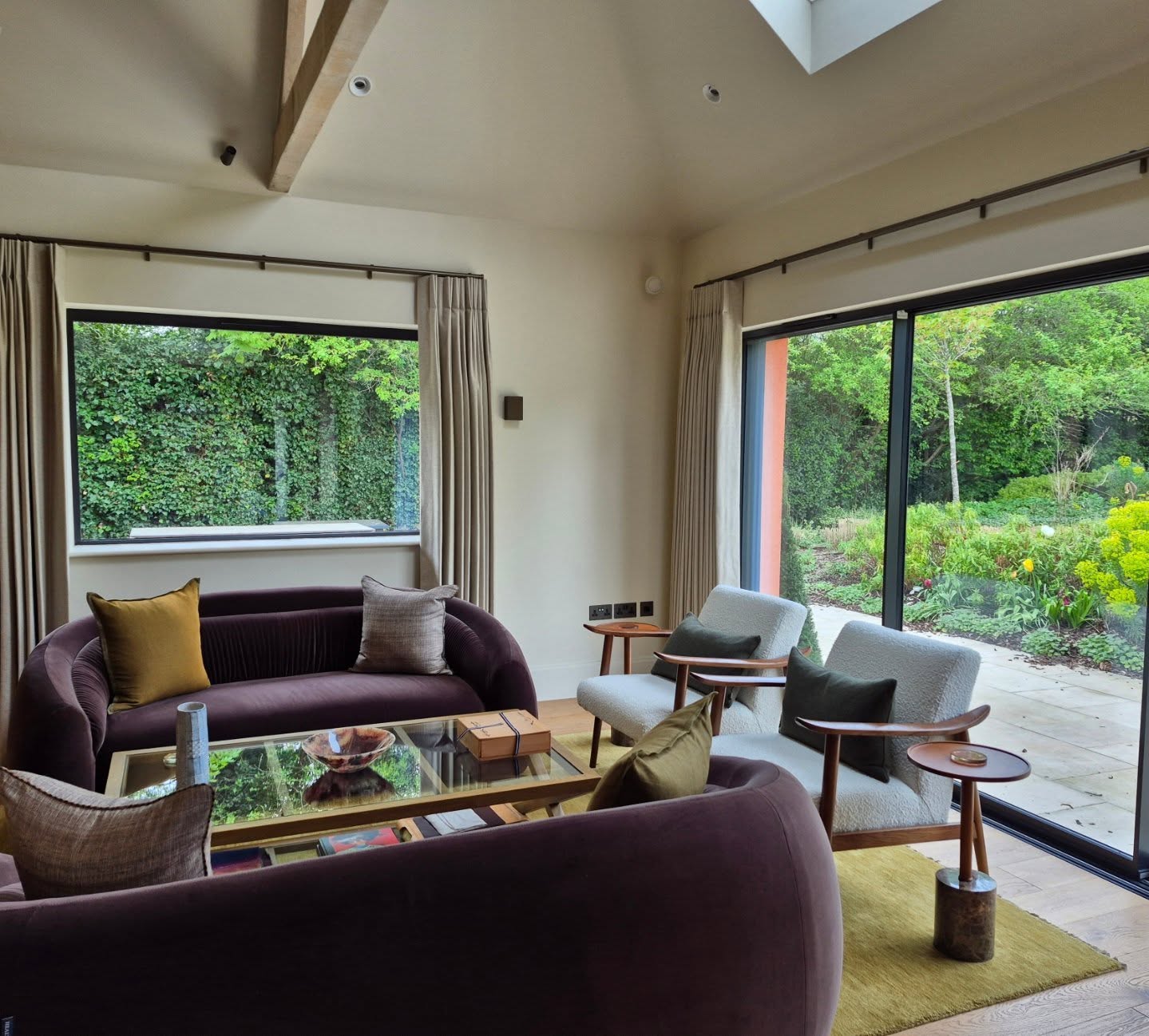 Another fitting at the gentleman's residence, this time in the lounge. The soft furnishings in this room are subtle with little pops of chartreuse green, so the dark cream curtains with a gold sheen touch look great ?
#madetomeasurecurtains #madetomeasurecurtainssurrey #bespokesoftfurnishings #bespokecurtains #interiorinspiration
