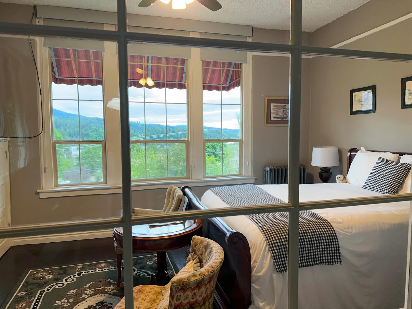 ?✨ You’ve Been Sent to the Principal’s Office… ✨?
…but don’t worry—this is one “trouble” you’ll love getting into ?
Step inside our Principal’s Office at Northside School Bed & Breakfast, where history meets cozy charm. Once a place for serious talks and school-day jitters, it’s now a warm, inviting retreat filled with character, stories, and a touch of nostalgia.
?️ Sit at the desk where decisions were made?️ Relax in comfort where lessons once began? Create your own memories in a space full of history
Whether you’re here for a romantic getaway or a peaceful escape, this room gives you an A+ in relaxation.
? Tell us—did you ever get sent to the principal’s office as a kid?
#NorthsideSchoolBnB #StayInHistory #UniqueGetaway #IdahoHiddenGem #BedAndBreakfastLif