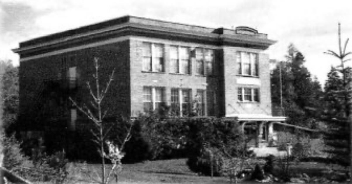Did you know our story began over a century ago? ?
Back in 1912, the story began for our little school house. In 1914, in the quiet countryside of Bonners Ferry, Northside School first opened its doors to local children. Built to serve farming families scattered across the valley, this little schoolhouse quickly became more than just a place of learning—it was the heart of the community.
Students of all ages gathered in the four room schoolhouse, sharing desks, stories, and long winter days warmed by a massive boiler. Teachers didn’t just educate—they mentored, encouraged, and often knew every family personally. School events, programs, and gatherings brought neighbors together in a way that feels rare today.
Though the chalkboards are quieter now, the spirit of those early days still lingers in every corner of the building. The laughter, the learning, the sense of belonging—it’s all part of what makes this place so special.
We feel incredibly grateful to preserve and share this piece of history with each guest who walks through our doors. ✨
Have you ever attended (or seen) a one-room schoolhouse? We’d love to hear your stories in the comments! ?