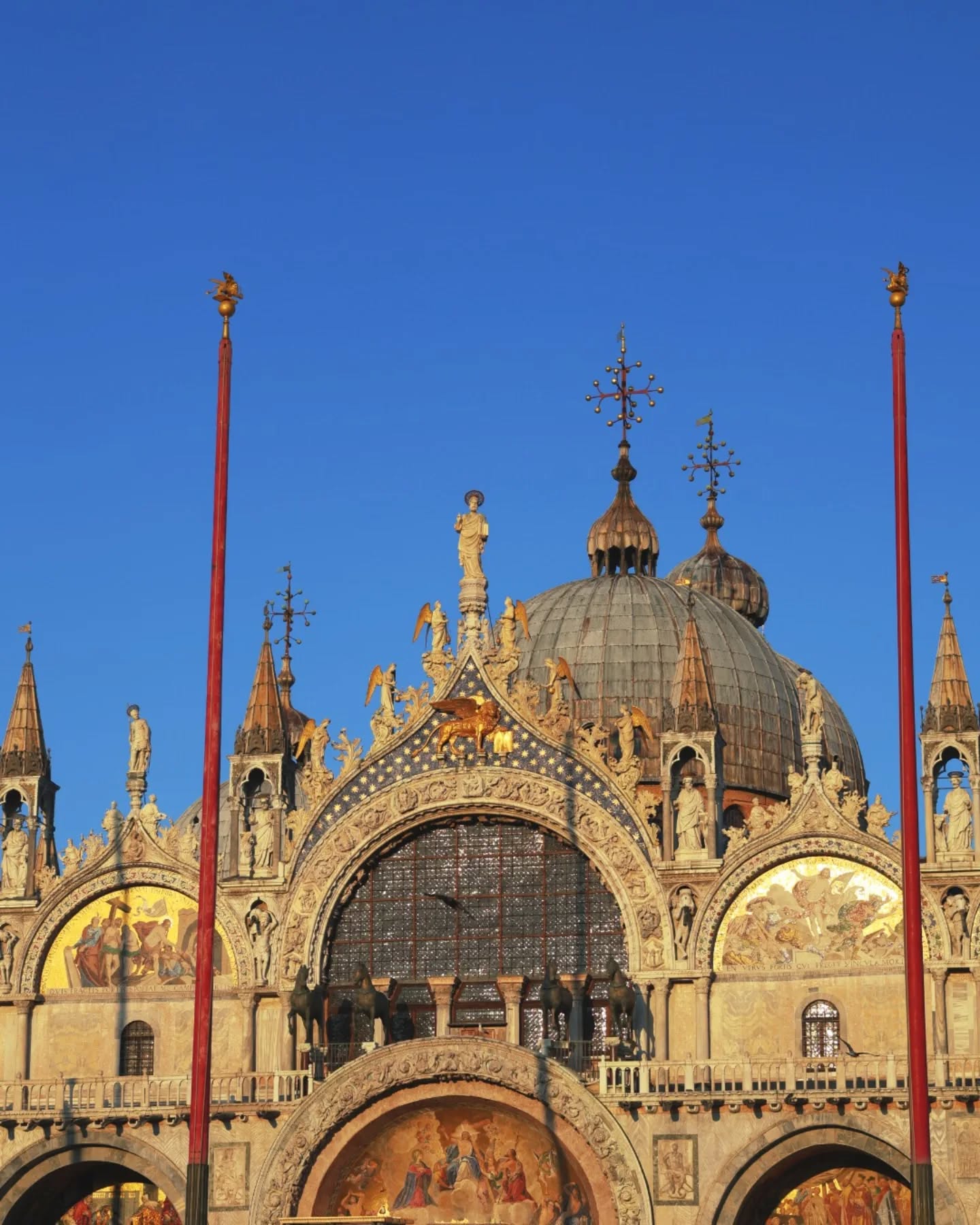 Sulla facciata della Basilica di San Marco, i mosaici raccontano una storia, tra arte e leggenda, che ha attraversato il mare: il viaggio delle reliquie di San Marco fino a Venezia.
Oggi Festa di San Marco
Tra oro, gesti e simboli, prende forma un legame profondo tra la città e il suo Santo protettore — una storia fatta di ingegno, fede e identità.
Buona Festa di San Marco ?
Oggi Venezia non è solo da vedere.
È da capire, anche solo per un attimo