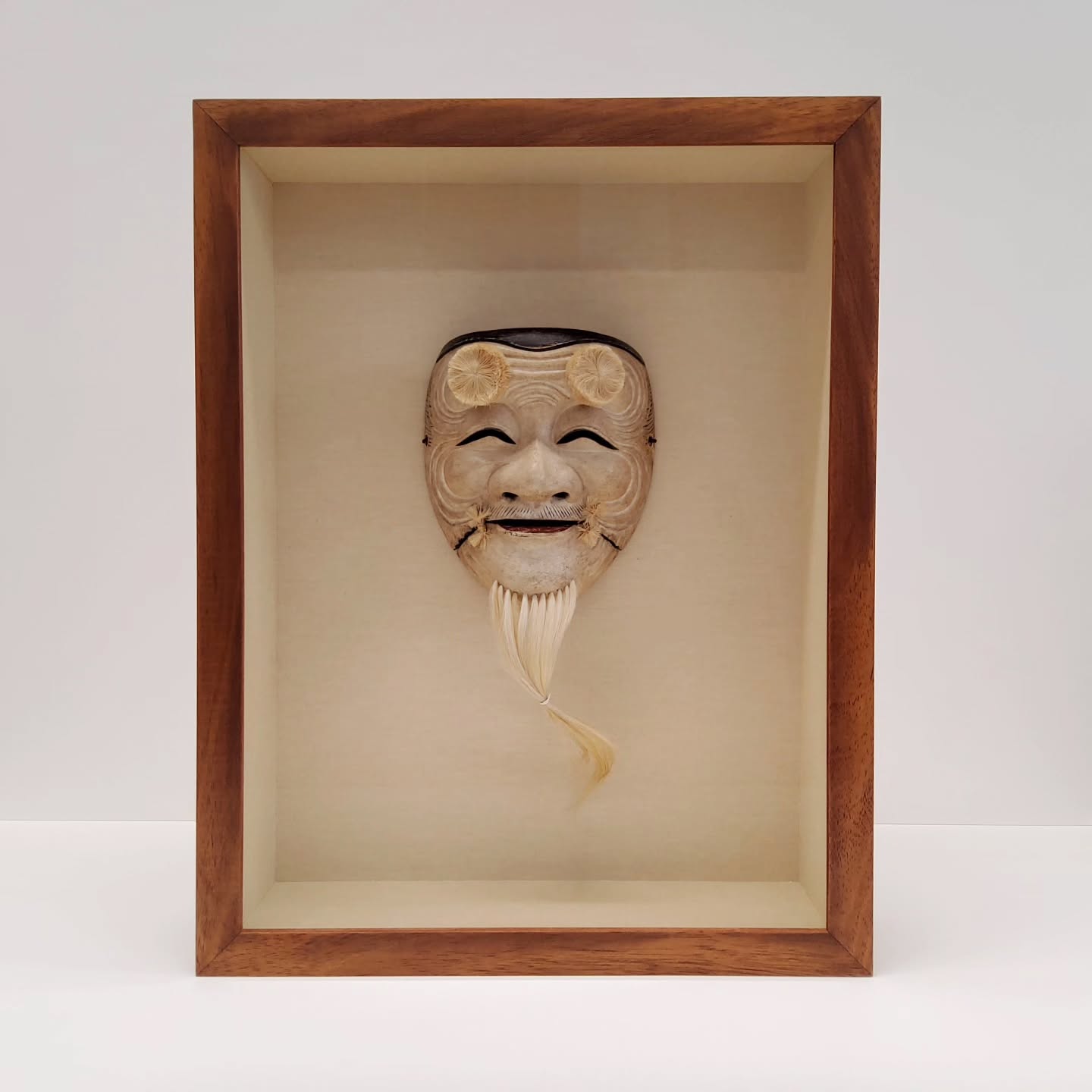 Traditional Japanese Noh mask floated on linen in custom built box stained frame with extender ?
#nohmask #handfinishedframe #boxframe #westlondonframing