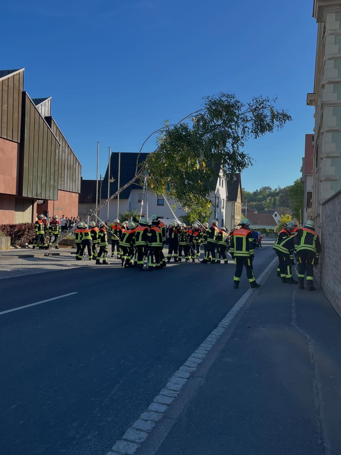 ? Maibaumaufstellung ?
Traditionell stellte die freiwillige Feuerwehr Güntersleben auch dieses Jahr den Maibaum auf.
Nach dem feierlichen Umzug mit dem @musikverein.guentersleben und den Günterslebener Vereinen, sowie Verantwortlichen der Gemeinde, folgte die Aufstellung per Hand. Danach gab es eine Ansprache des Bürgermeisters @freudenberger_michael , sowie der @weinprinzessin.guentersleben und des Vereinsringsprechers Herbert Kilian. Die Veranstaltung fande mit dem Trachtentanz der @kolping_gue @kojugue und dem Festbetrieb durch die @sgguentersleben1993 und den Fc Bayern Fanclub ein schönes Ende. Durch die musikalische Begleitung des @musikverein.guentersleben wurde die Aufstellung abgerundet.
Wir bedanken uns bei allen Helfern, die zum Gelingen des heutigen Tages beigetragen haben.