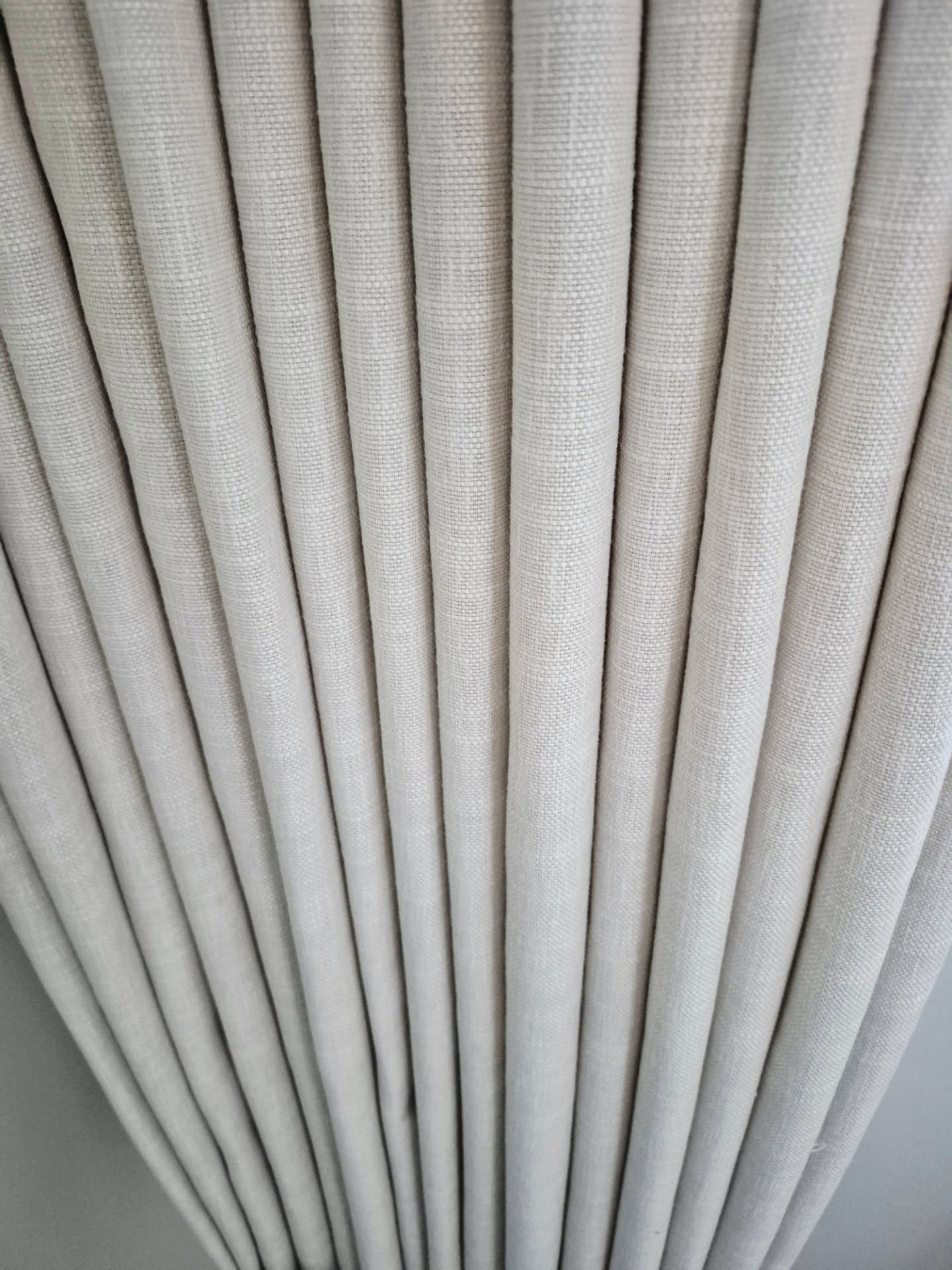 Gently training pleats into place; these are pencil pleat curtains, which is an informal heading, but they still look better with a little coaxing.
#pencilpleatcurtains #madetomeasurecurtains #bespokecurtains #bespokecurtainsandblinds #surreyinteriors