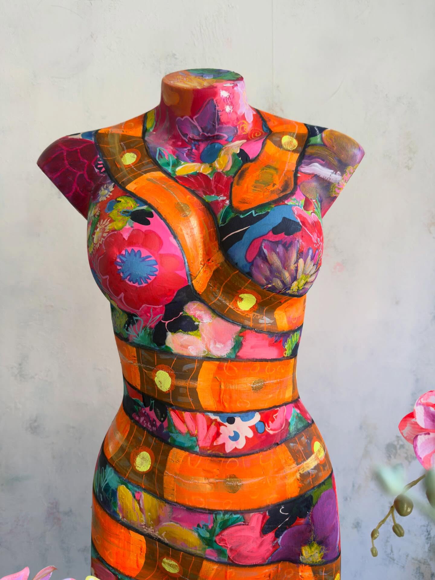 Took a little detour from canvas.
Painted this mannequin for a feature in @theturquoiseirisjournal and had a lot of fun with it.
Would you have something bold like this at home?
#contemporaryartwork
#artcollector
#interiordecorideas
#statementpiece
#interlakenswitzerland