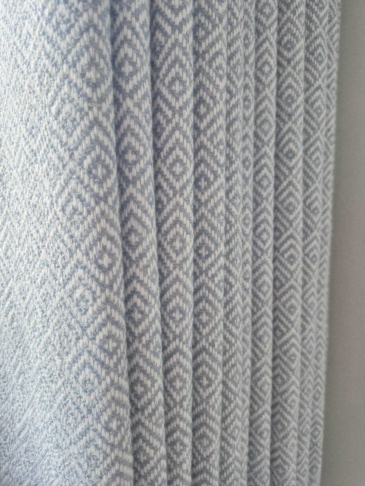 I like my curtains to be ready to go when I fit them in my customer's homes; here's one of a pair having its folds formed before next week's fitting. ?
#bespokecurtains #bespokesoftfurnishings #bespokecurtainsandblinds #madetomeasurecurtains #handsewncurtains