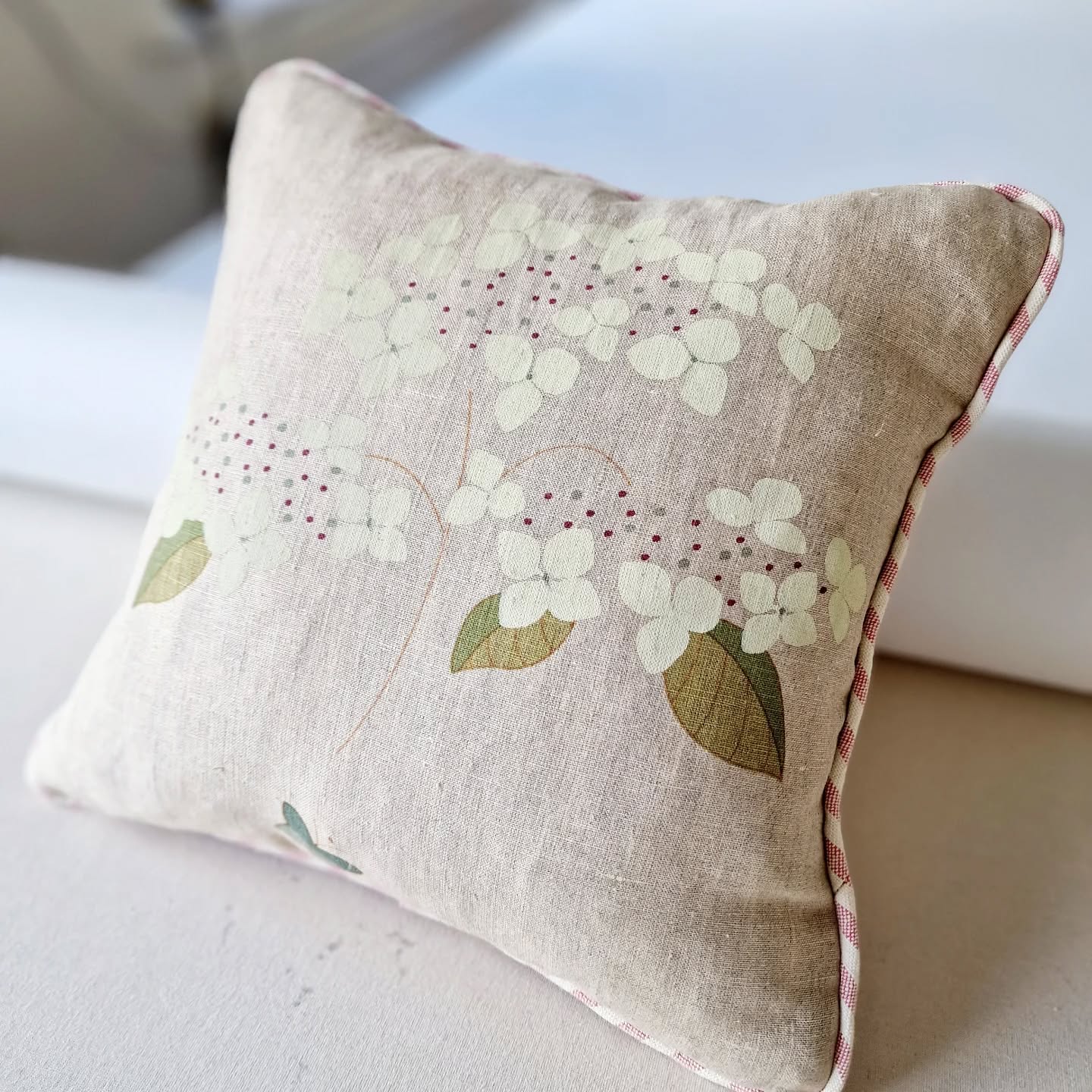 I'm just making up some cushions with a candy striped piping, so this little cushion sprung to mind for this week's #throwbackthursday Isn't it sweet? ?
#cushions #pipedcushions #pipingtechniques #pipingskills