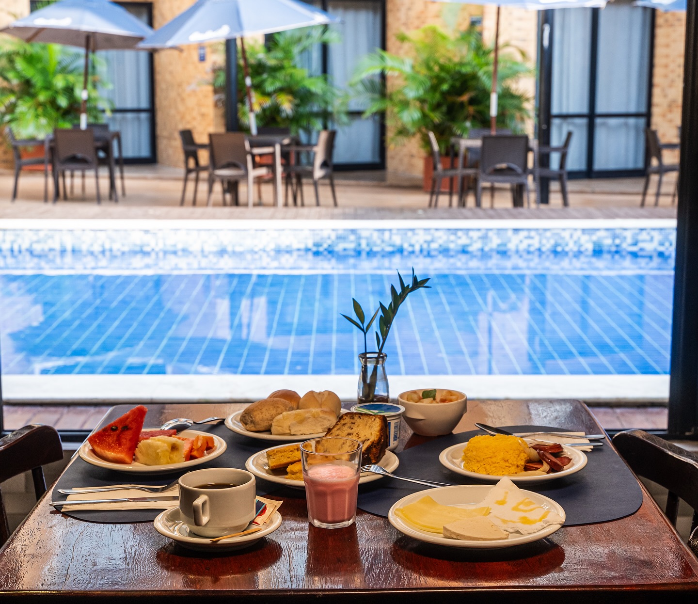Começando o dia no @bessabeachhotel ?☕️
Café da manhã aberto ao público diariamente das 06:30 às 10h! ✨ #VemproBessaBeach