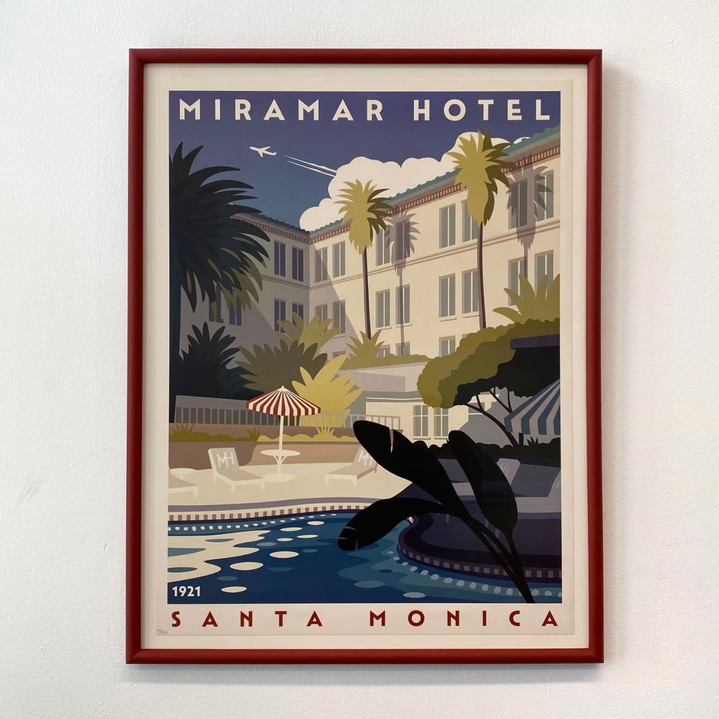 A wonderfully summer-y Santa Monica limited print floated in a punchy red hand painted domed frame ???☀️☀️
#westlondonframing #handfinishedframe #limitedprints #summerart