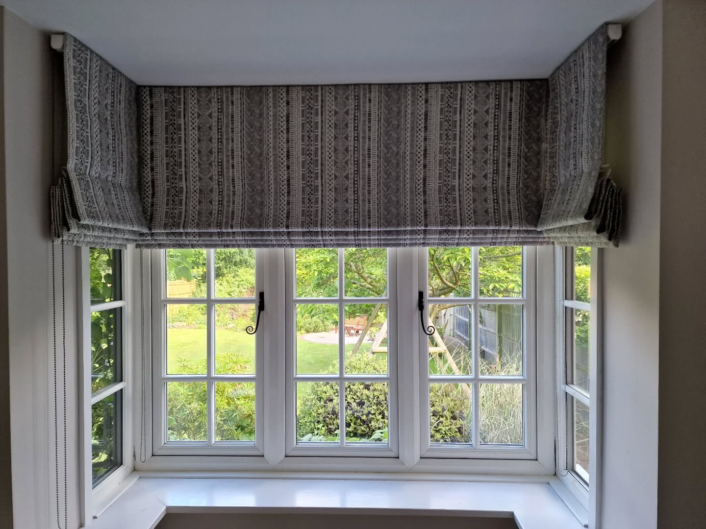 I made these Roman blinds over four years ago, and I'm featuring them for this week's #throwbackthursday because they're back on the table. My customer has had a huge renovation project on their home and these chaps are going to be remade and altered to fit new windows. It's nice to get together with old friends, isn't it? Watch this space!
#baywindow #bespokeromanblinds #romanblindmaker