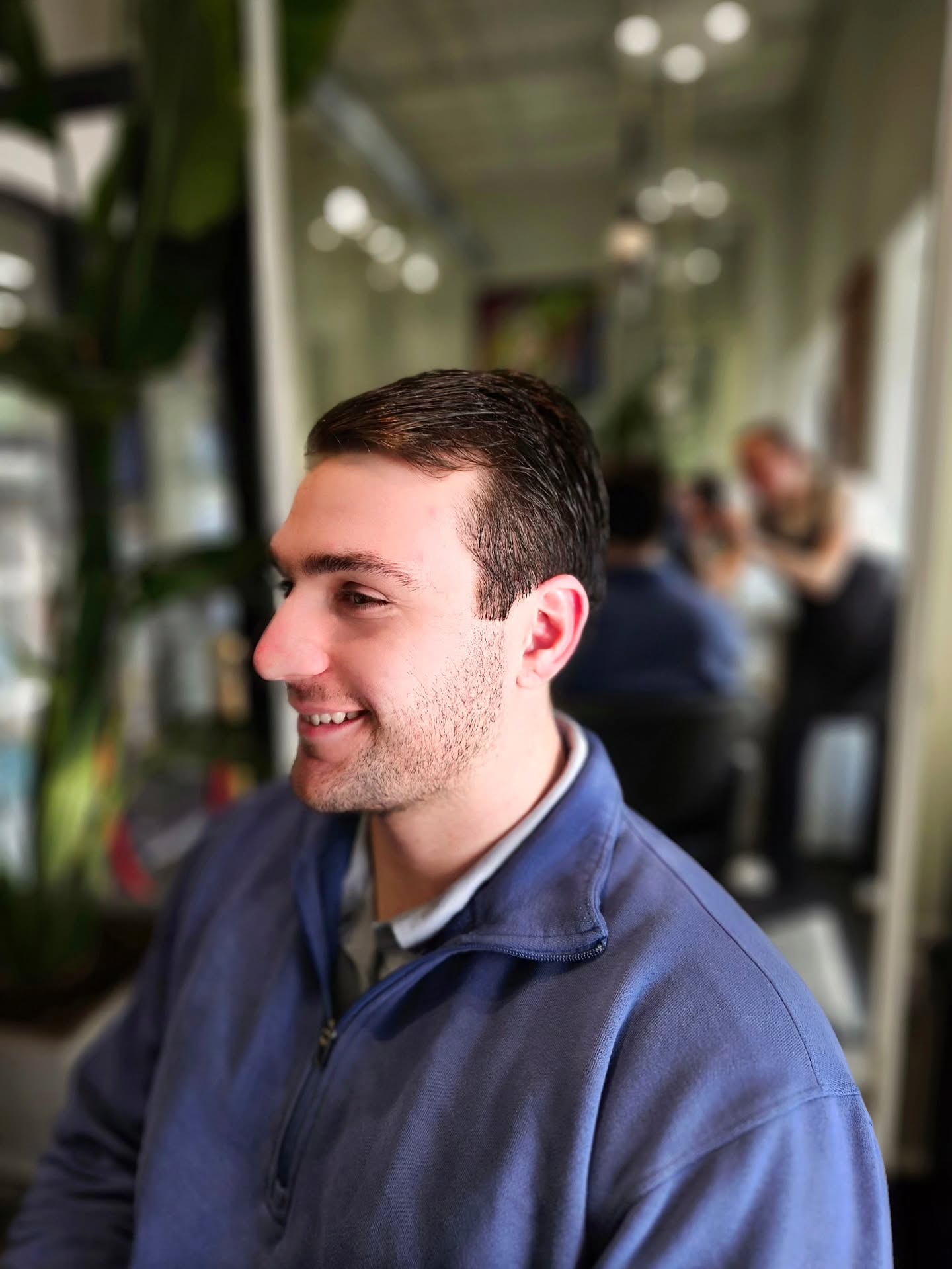 Summer Refresh!
Fresh cut, clean look, and ready for Summer ☀️
Haircut by Marisa
#menshaircut #freshcut #mensstyle #barberlife #fadehaircut